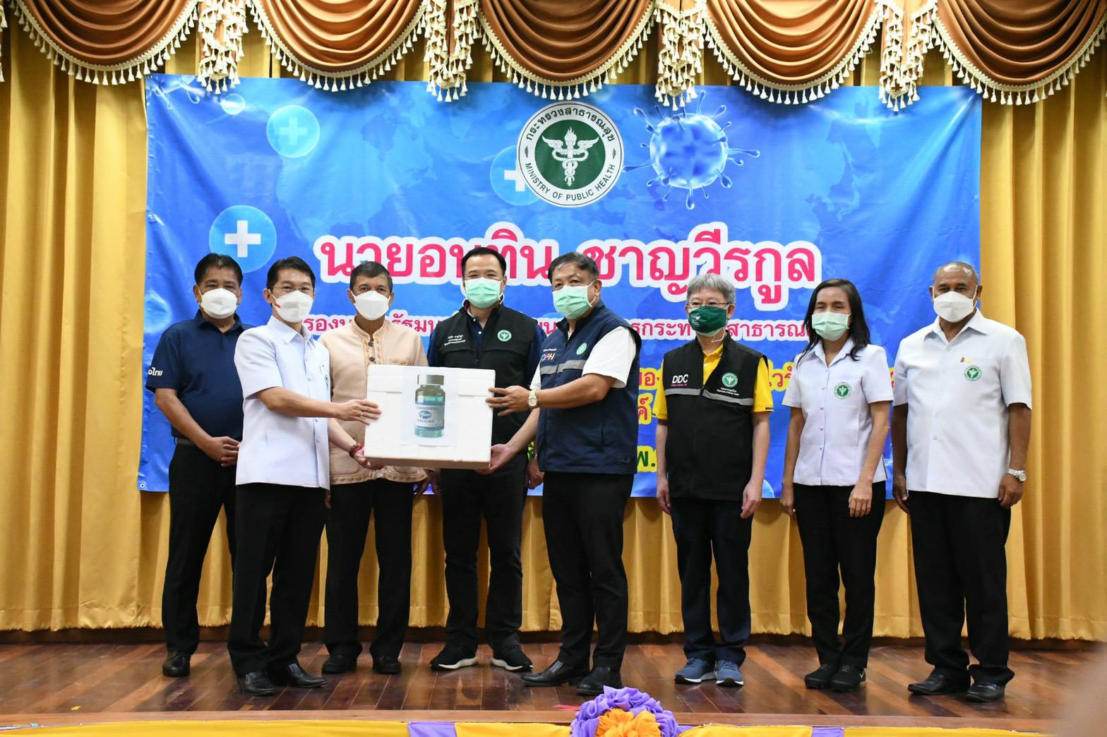 “อนุทิน” มอบวัคซีนโควิดเร่งฉีด อสม.และบูสเตอร์โดสบุคลากรทางการแพทย์ จ.นครสวรรค์