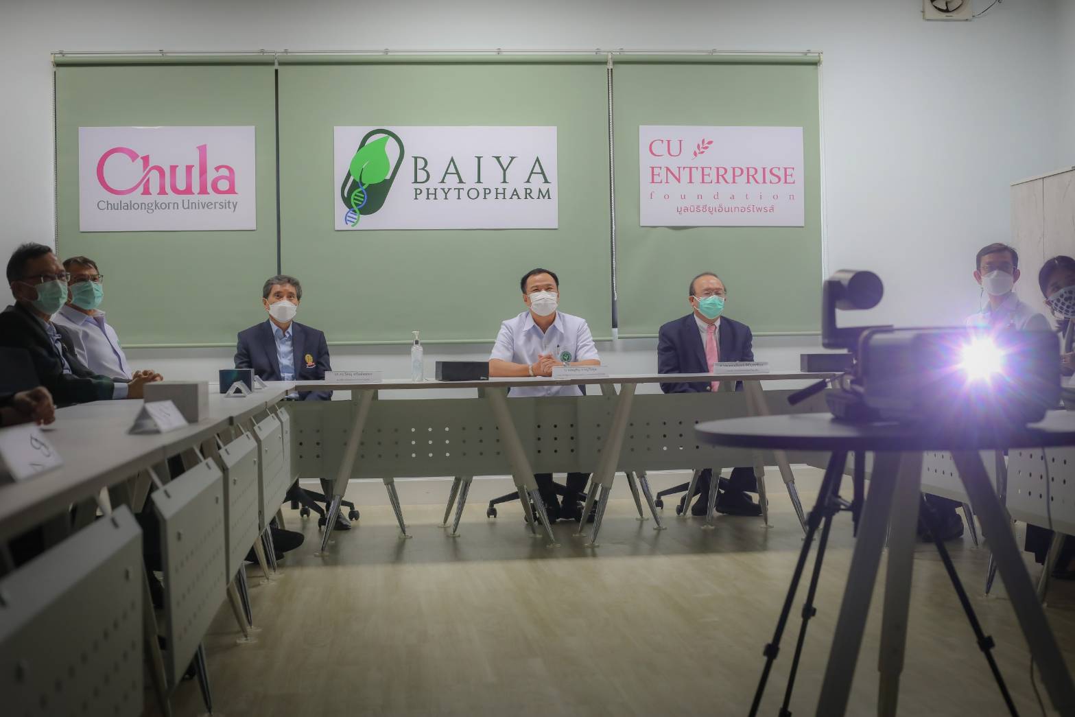 “อนุทิน” เยี่ยมการผลิตวัคซีนโควิด จุฬาฯ – ใบยา เผย สธ.อัดงบกว่า 150 ล้านพัฒนาโรงงาน