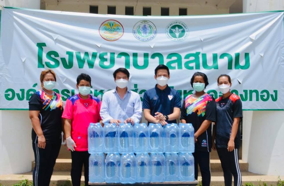 น้ำดื่ม-น้ำใจสู่โรงพยาบาลสนาม "ส.ส.ภราดร - ส.ส.กรวีร์" ลงพื้นที่มอบน้ำดื่มให้โรงพยาบาลสนาม และ CI ในเขตพื้นที่ จ.อ่างทอง