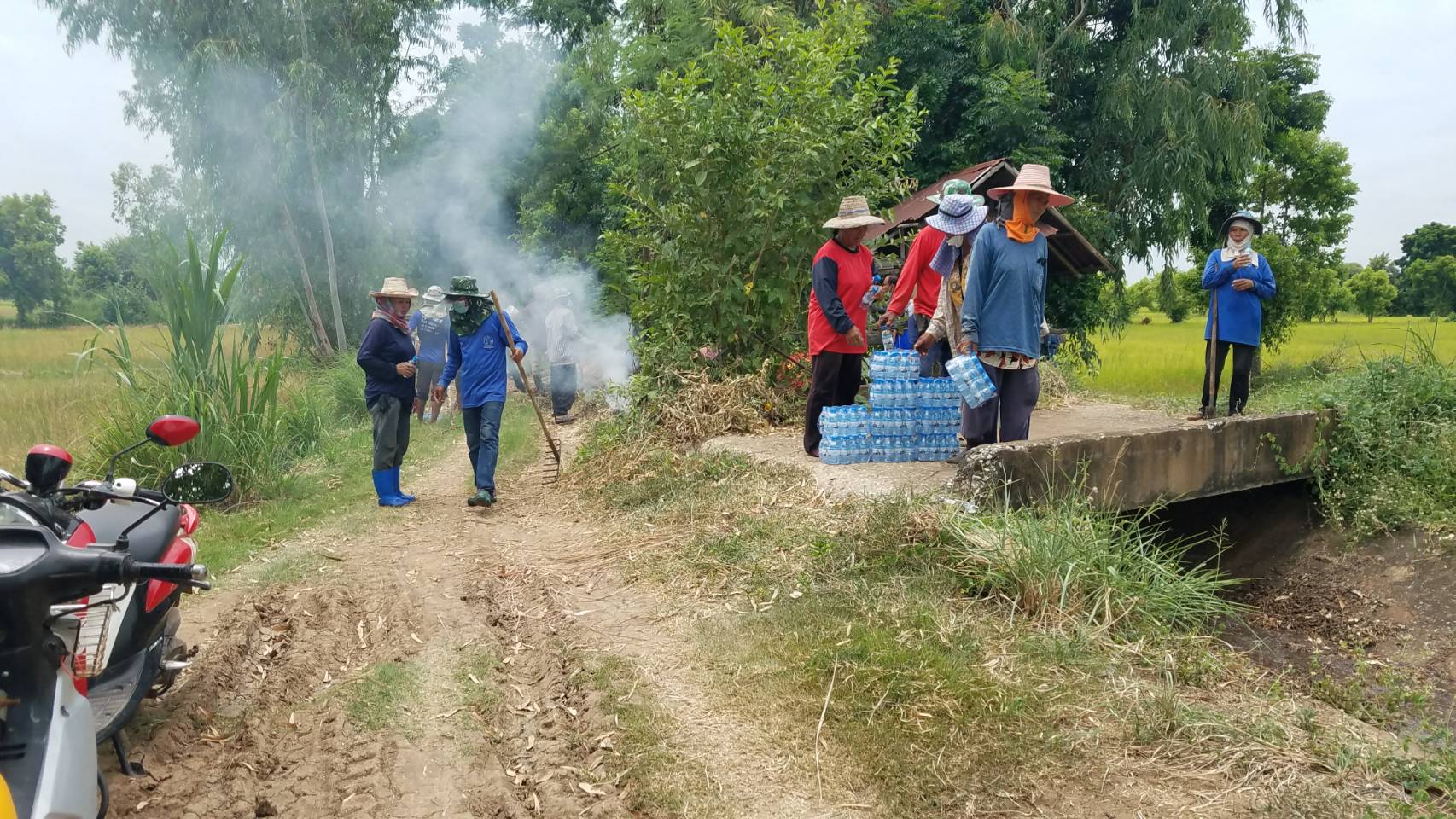 ส.ส.สำลี รักสุทธี ลงพื้นที่ให้กำลังใจชาวบ้านที่ร่วมใจขุดลอกคลอง โดยได้มอบน้ำดื่มเป็นขวัญและกำลังใจให้ชาว ต.เขวาใหญ่ อ.กันทร จ.มหาสารคาม