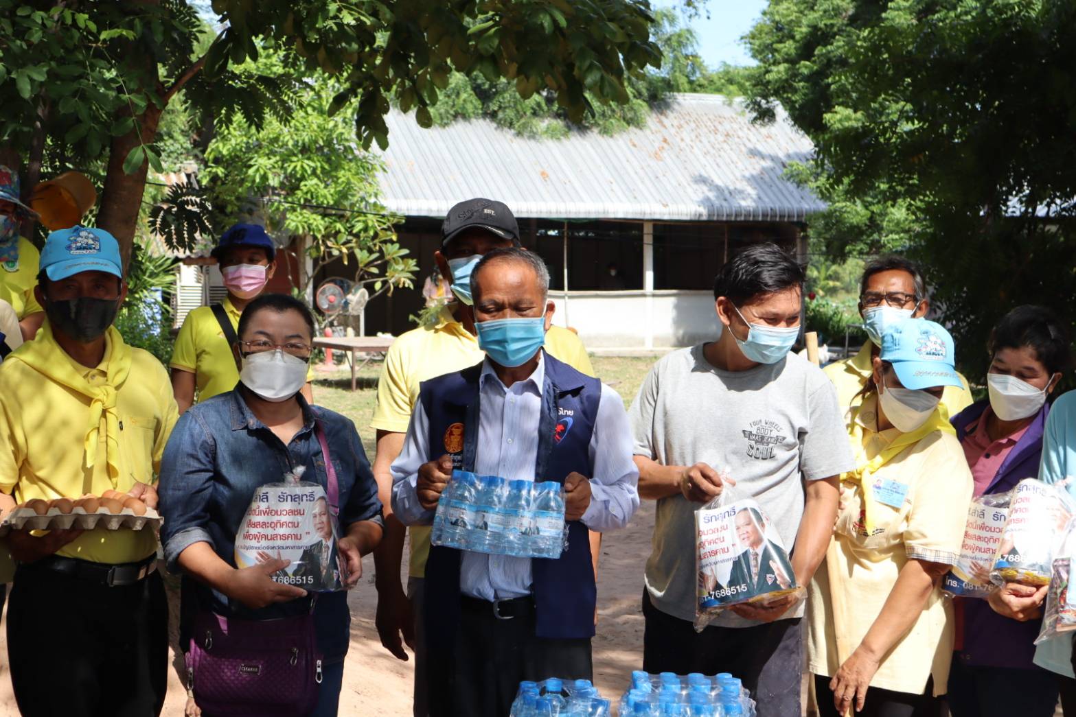 ส.ส.สำลี รักสุทธี ลงพื้นที่มอบน้ำดื่ม และถุงยังชีพ ให้ผู้กับตัวจากโรคโควิด-19 ที่ศูนย์พักคอย วัดป่าบ้านโนนม่วง ตำบลแวงน่างอำเภอเมือง มหาสารคาม 