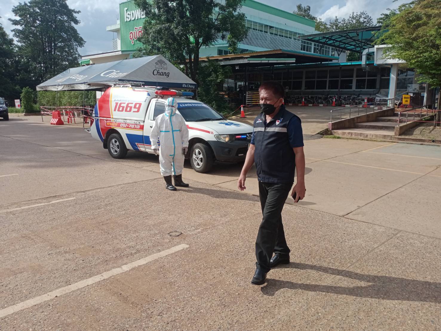 คนโคราชไม่ทิ้งกัน ! ส.ส.พรชัย ลงพื้นที่เยี่ยมและให้กำลังใจผู้ปฏิบัติหน้าที่ และผู้ที่ถูกกักตัวจากโควิด-19 ต.โคกกระชา-ต.บ้านใหม่-ต.มาบตะโกเอน อ.ครบุรี และปฏิบัติภารกิจการนำผู้ป่วยติดเชื้อโควิด-19 จากต่างจังหวัดกลับมารักษาที่ครบุรี เสิงสาง 