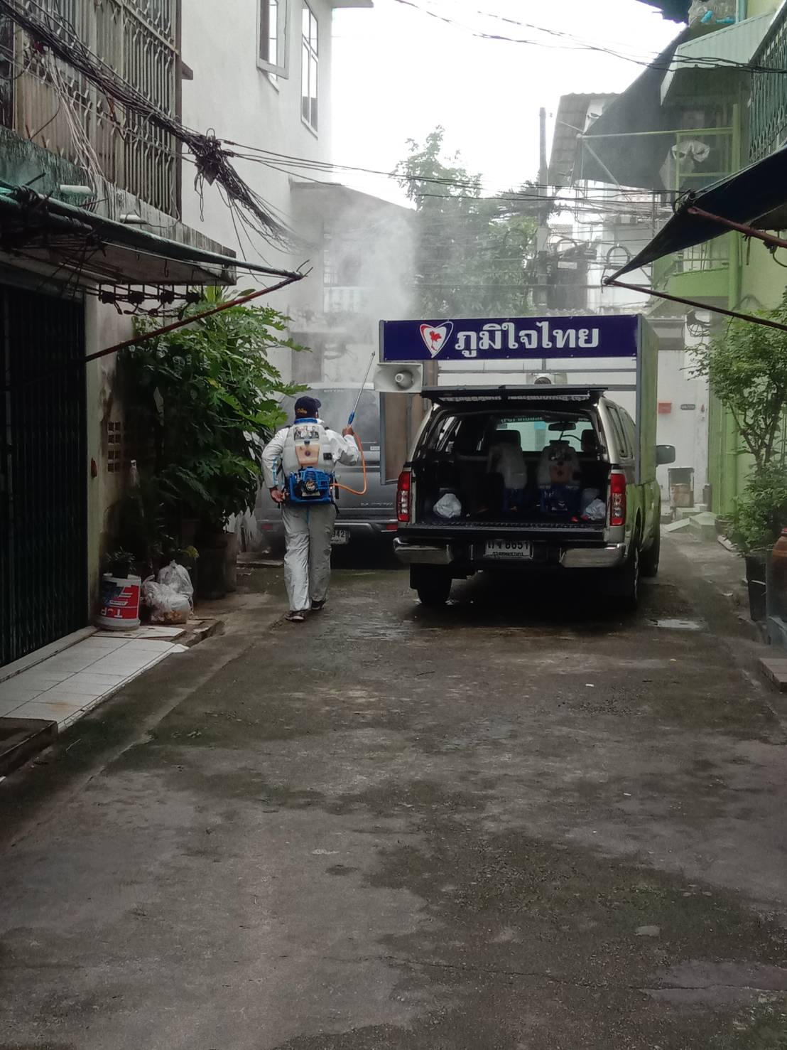 ส.ส.โชติพิพัฒน์ เตชะโสภณมณี มอบหมายให้ทีมงานลงพื้นที่ฉีดพ่นยาฆ่าเชื้อเพื่อป้องกันโรคโควิด-19 ต่อเนื่อง ในเขตพื้นที่จอมทอง