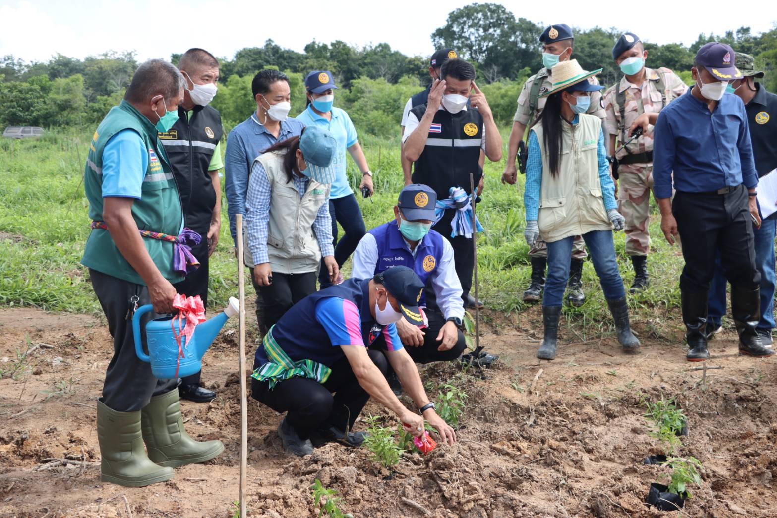 มท.2 ลงพื้นที่บึงกาฬ Kick Off ปลูกพืชสมุนไพรฟ้าทะลายโจร แสนต้น ต้านภัยโควิด-19