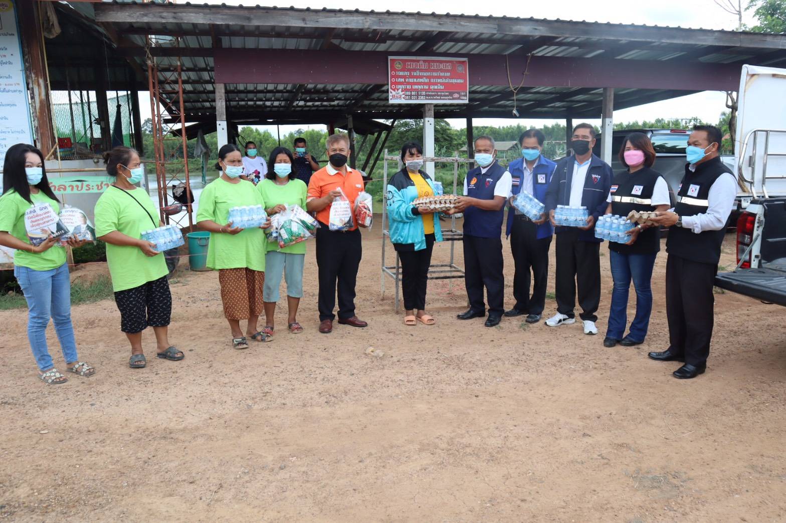 ส.ส.สำลี รักสุทธี ลงพื้นที่ช่วยเหลือพี่น้องกลุ่มเสี่ยงโรคโควิตที่กักตัว ที่ศูนย์บริการหมู่บ้าน บ้านกุดเวียน ม.2 ต.ท่าตูม อ.เมือง จ.มหาสารคาม