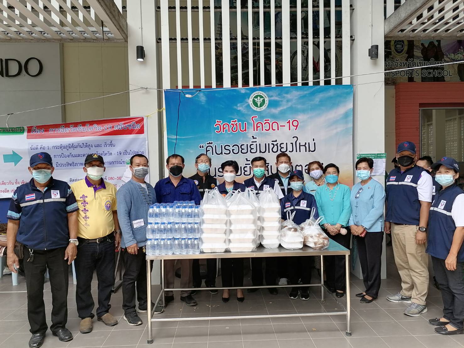 ส.ส.ศรีนวล ลงพื้นที่ช่วยเหลือชาวบ้านต่อเนื่อง โดยมอบน้ำดื่ม-อาหาร-แมสก์-ฟ้าทะลายโจร ให้กับบุคลากรทางการแพทย์ และปชช.ที่ รพ.สนาม ศูนย์ฉีดวัคชินสนามพละ อ.สันป่าตอง จ.เชียงใหม่