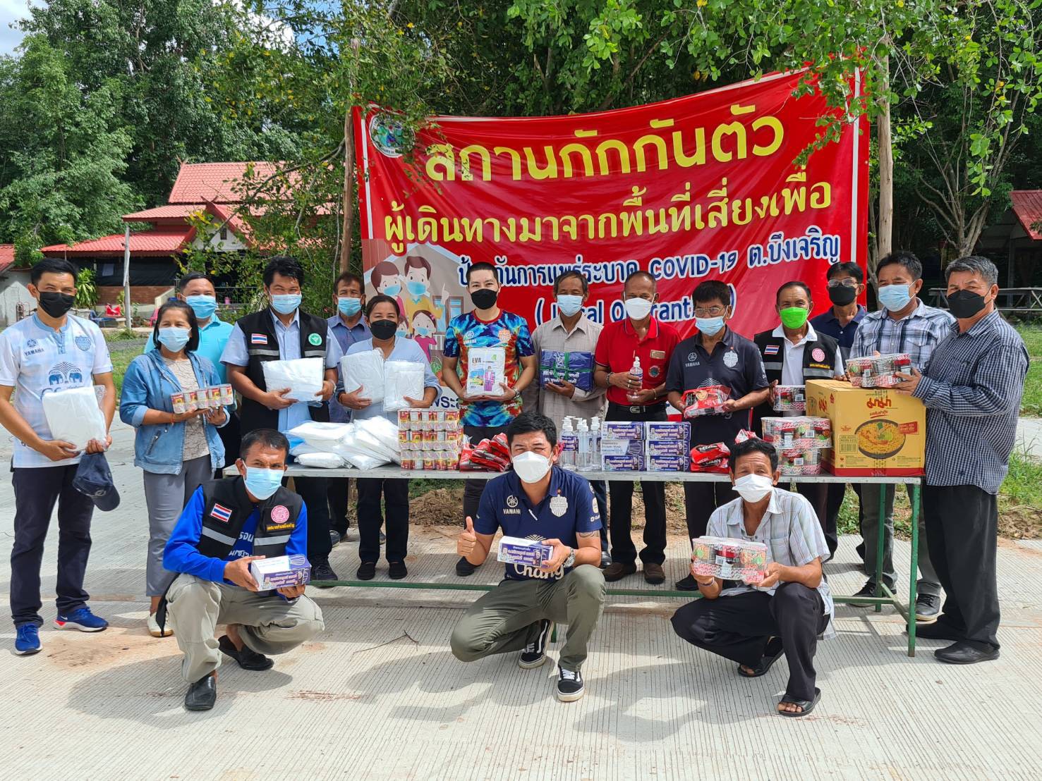 ส.ส.จักรกฤษณ์ ทองศรี ลงพื้นที่มอบสิ่งของ อาหาร และชุด PPE-CPE ให้กับเจ้าหน้าที่ และผู้ที่กักตัว ที่วัดโสภณวนาราม ต.หนองไม้งาม-วัดป่าพระสบาย ต.บึงเจริญ-วัดเขาปลายบัด ต.จรเข้มาก จ.บุรีรัมย์