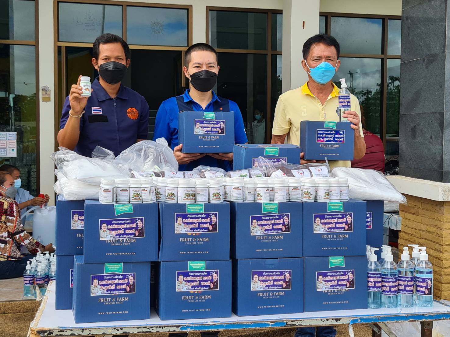 ส.ส.จักรกฤษณ์ ทองศรี มอบกล่องความห่วงใย ชุด ppe ชุด cpe ยาฟ้าทะลายโจร กระชายขาว น้ำดื่ม ให้กับผู้ที่กักตัวโควิด-19 เทศบาล ต.โคกม้า อ.ประโคนชัย จ.บุรีรัมย์