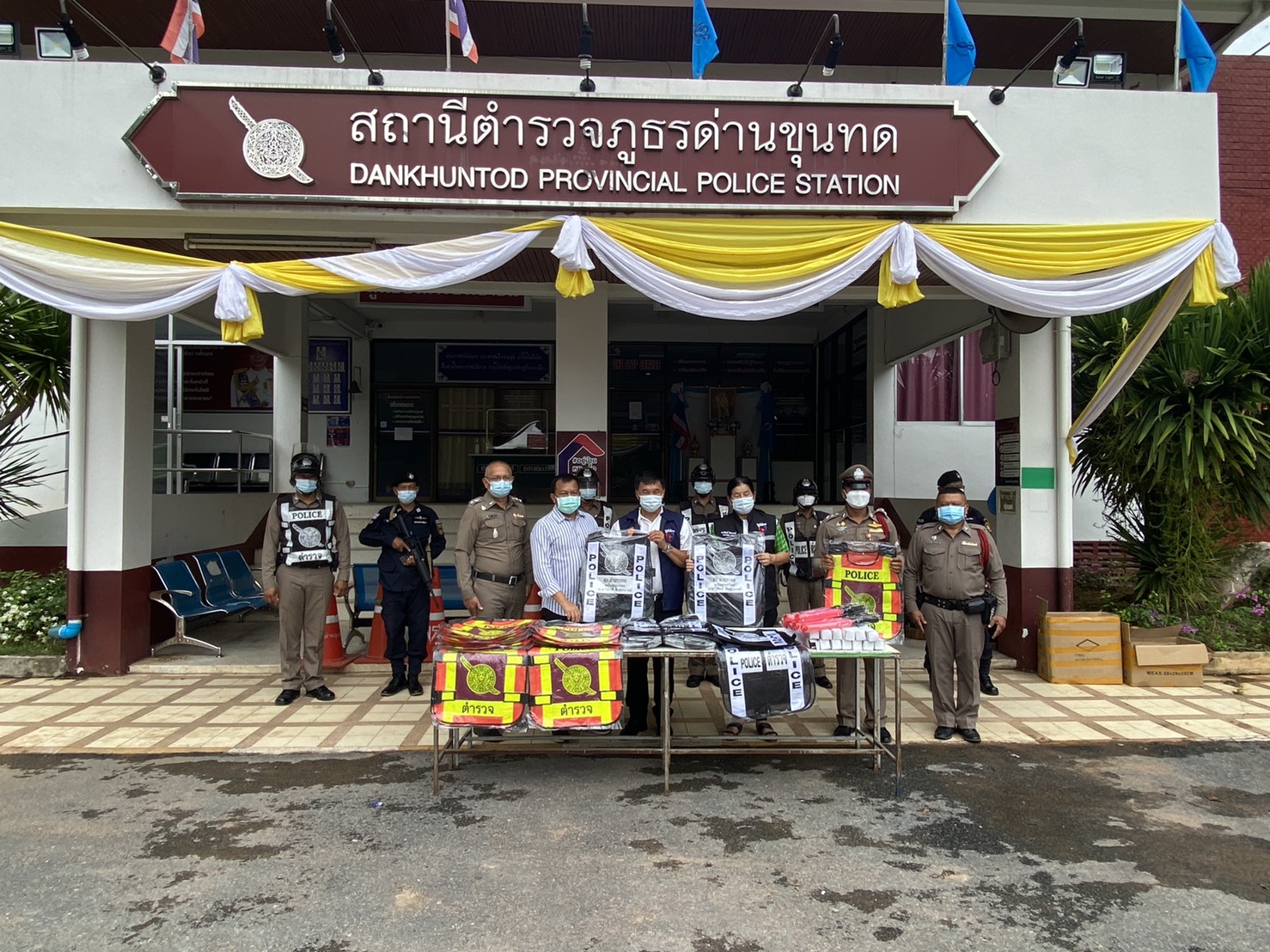 ส.ส.วิสิทธิ์ ในฐานะรองประธาน กมธ.กฎหมาย ได้มอบเสื้อกั๊กแบบใช้งานทั่วไป และเสื้อกั๊กไว้รับเสด็จ ให้กับสภ.ด่านขุนทด พร้อมลงพื้นที่มอบอาหาร-เครื่องดื่ม ให้กับปชช.ที่มารับบริการฉีดวัคซีน ณ จุดบริการฉีดวัคซีนโควิด -19 รพ.ด่านขุนทด อ.ด่านขุนทด จ.นครราชสีมา