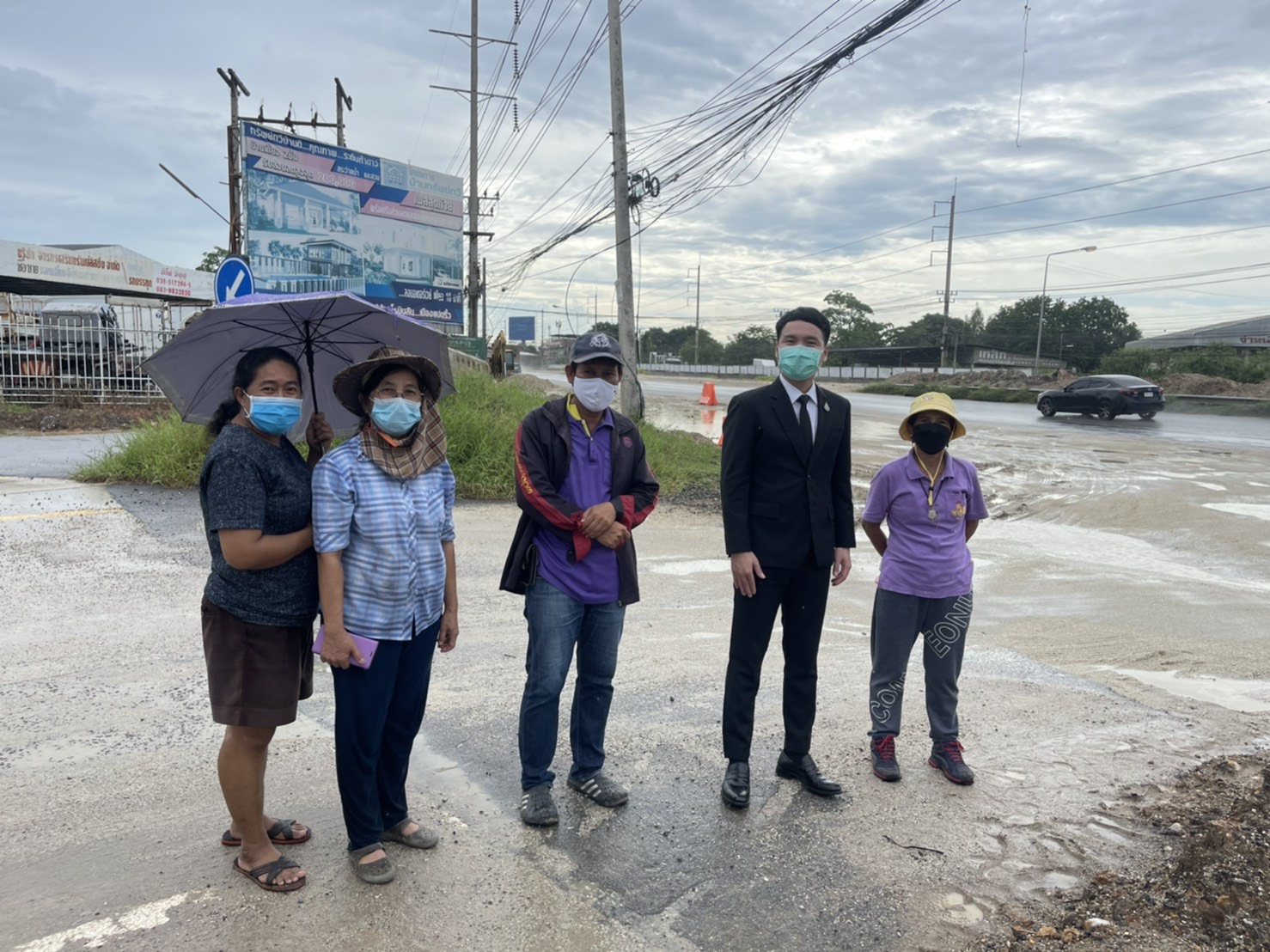 ส.ส.กิตติชัย เรืองสวัสดิ์ พร้อมทีมงานให้ความช่วยเหลือประสานงานฝ่ายที่เกี่ยวข้องแก้ไขชาวบ้านที่ประสบภัยน้ำท่วมบริเวณถนนเลี่ยงเมือง 304 ท่าอิฐ-วัดผา จ.ฉะเชิงเทรา