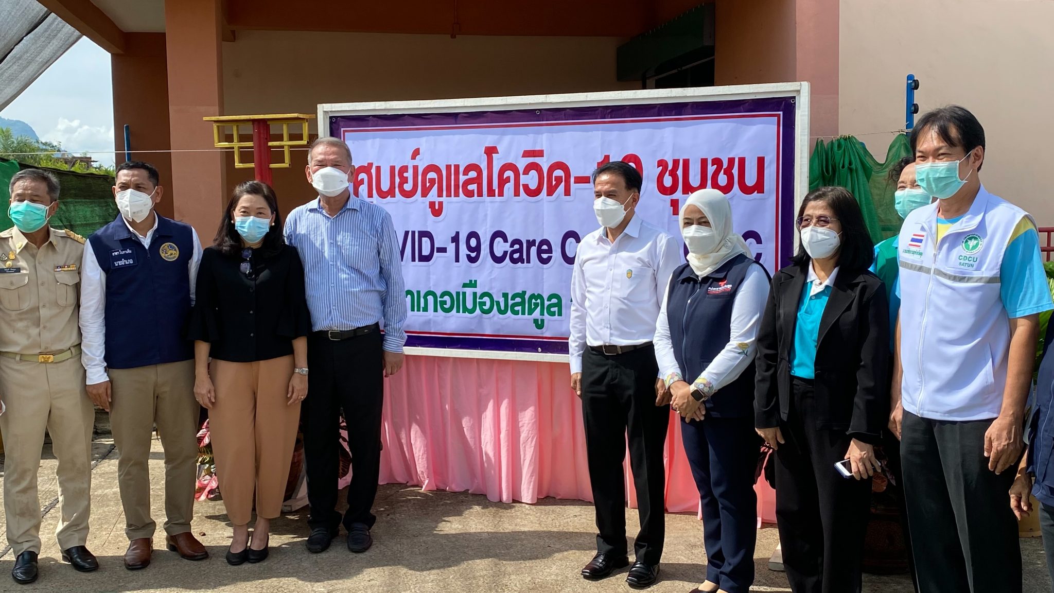 ส.ส.พิบูลย์ รัชกิจประการ ลงพื้นที่บริจาคอาหาร น้ำดื่ม และหน้ากากอนามัย ให้เทศบาลคลองขุด และศูนย์พักคอยผู้ป่วยโควิด - 19 ณ สนามกีฬาบ้านกลาง ต.ควนสตอ อ.ควนโดน จ.สตูล นอกจากนั้น  เปิดศูนย์ดูแลโควิด - 19 ชุมชน COVID - 19 center ; c c c  ณ ศูนย์โควิด-19 ชุมชน สนามกีฬาฉลุง ต.ฉลุง อ.เมือง จ.สตูล