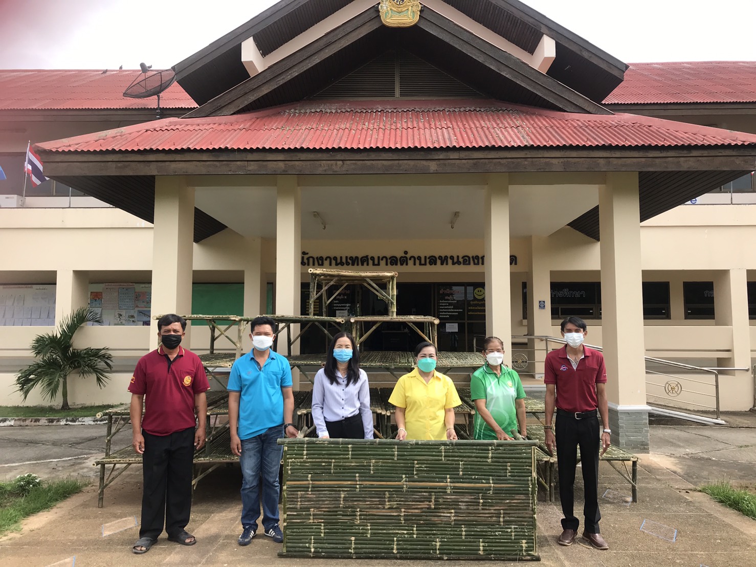 ส.ส.วิสิทธิ์ พิทยาภรณ์ มอบหมายทีมงาน มอบแคร่ไม้ไผ่ให้กับเทศบาล ต.หนองกราด เพื่อส่งมอบต่อให้กับ SQ ทั้ง 8 ชุมชน ต.หนองกราด อ.ด่านขุนทด จ.นครราชสีมา