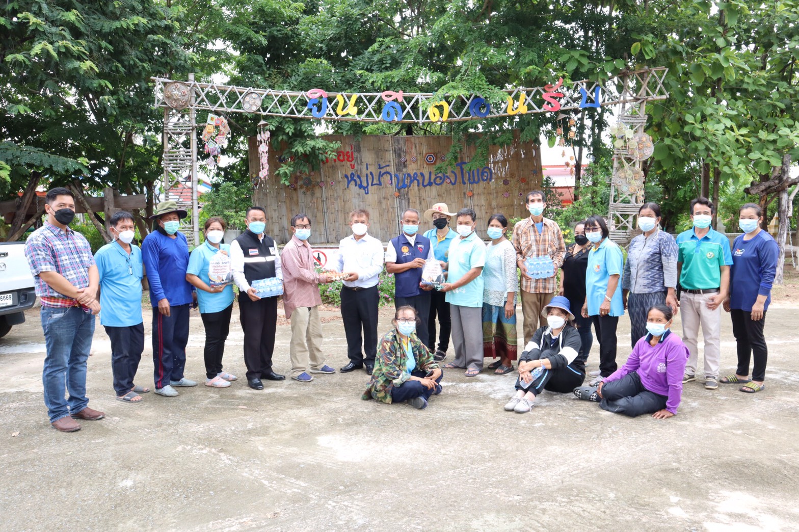 ส.ส.สำลี รักสุทธี ลงพื้นที่บ้านหินลาด ต.แวงน่าง มอบน้ำดื่มให้กำลังใจผู้กักตัวจากโรคโควิด-19 และให้กำลังใจพี่น้องบ้านหนองโพด ต.แวงน่าง อ.เมือง มหาสารคาม