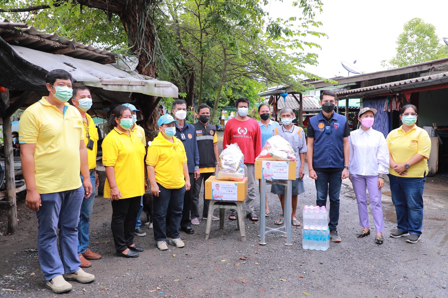 ส.ส.พิษณุ พลธี พร้อมทีมงานลงพื้นที่เทศบาลตำบลหนองเสือมอบกล่องความรัก กล่องความห่วงใย ให้กับผู้ที่กักตัวโควิด -19 ทั้งเทศบาล ตำบลหนองเสือ