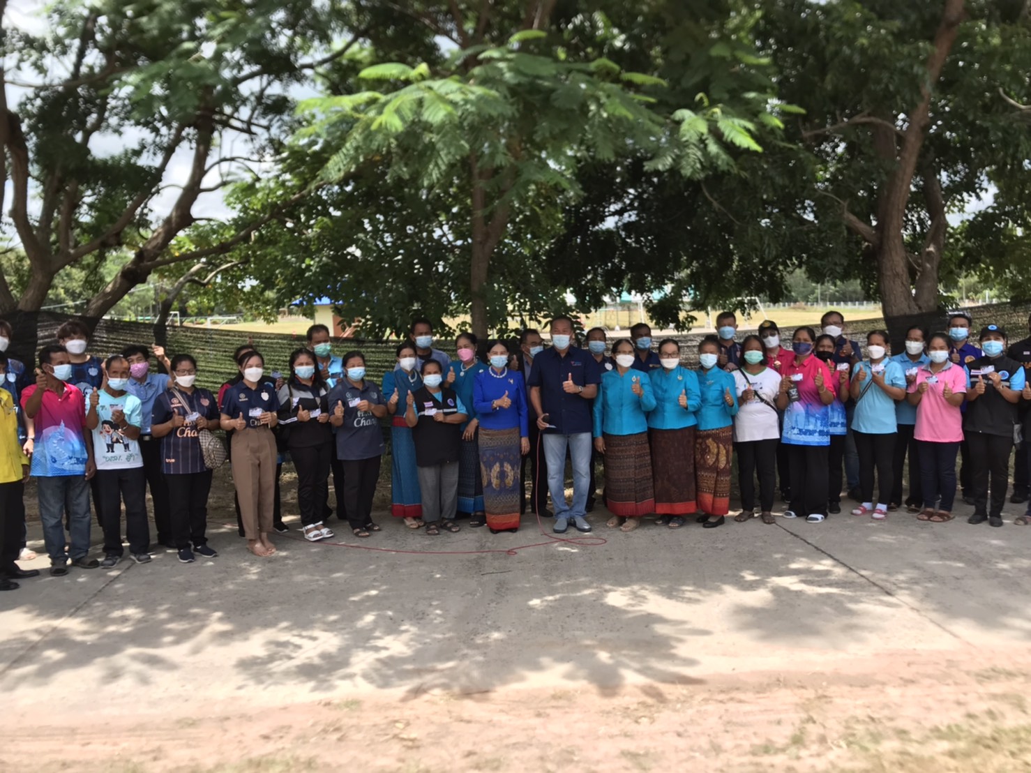 ส.ส.รังสิกร ทิมาตฤกะ เยี่ยมเยียนศูนย์กักกันตัวอบต.แคนดง และศูนย์กักกันตัวเทศบาลแคนดง พร้อมมอบน้ำดื่ม และบัตรประกันโควิด-19 ให้พี่น้อง อสม. เพื่อเป็นขวัญและกำลังใจ