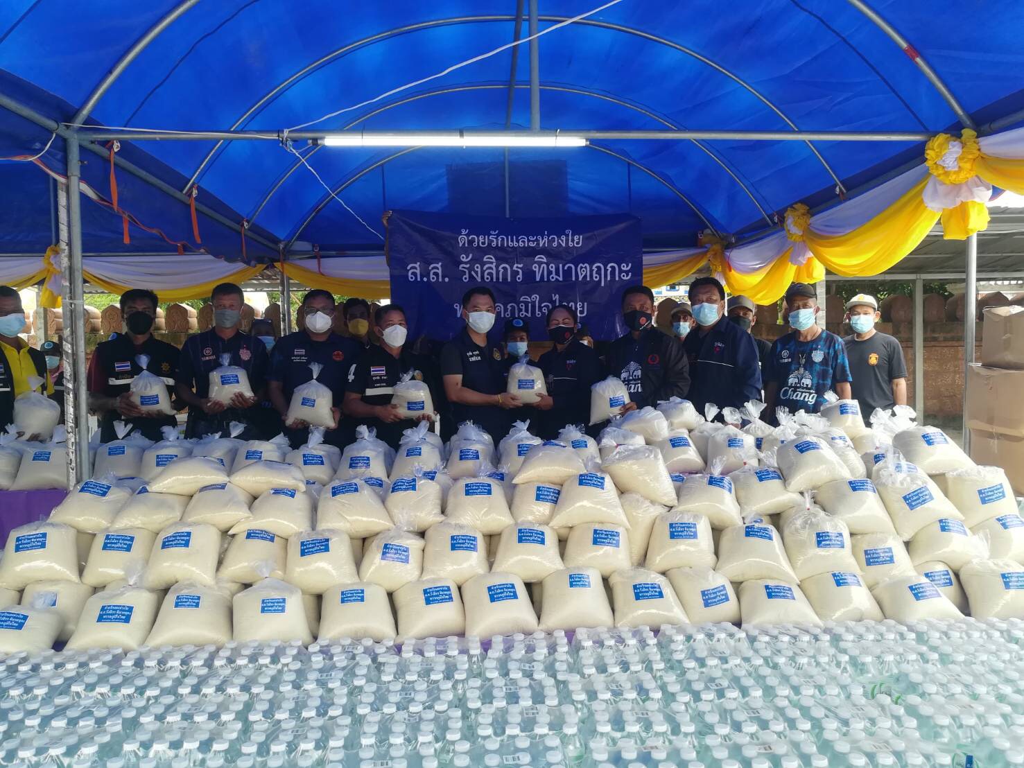 ส.ส.รังสิกร ห่วงใยประชาชน มอบหมายทีมงาน ลงพื้นที่มอบน้ำดื่ม และอาหาร เพื่อช่วยเหลือพี่น้องประชาชนที่กักตัวในช่วงการแพร่ระบาดโควิด ที่ ต.สระบัว อ.แคนดง จ.บุรีรัมย์