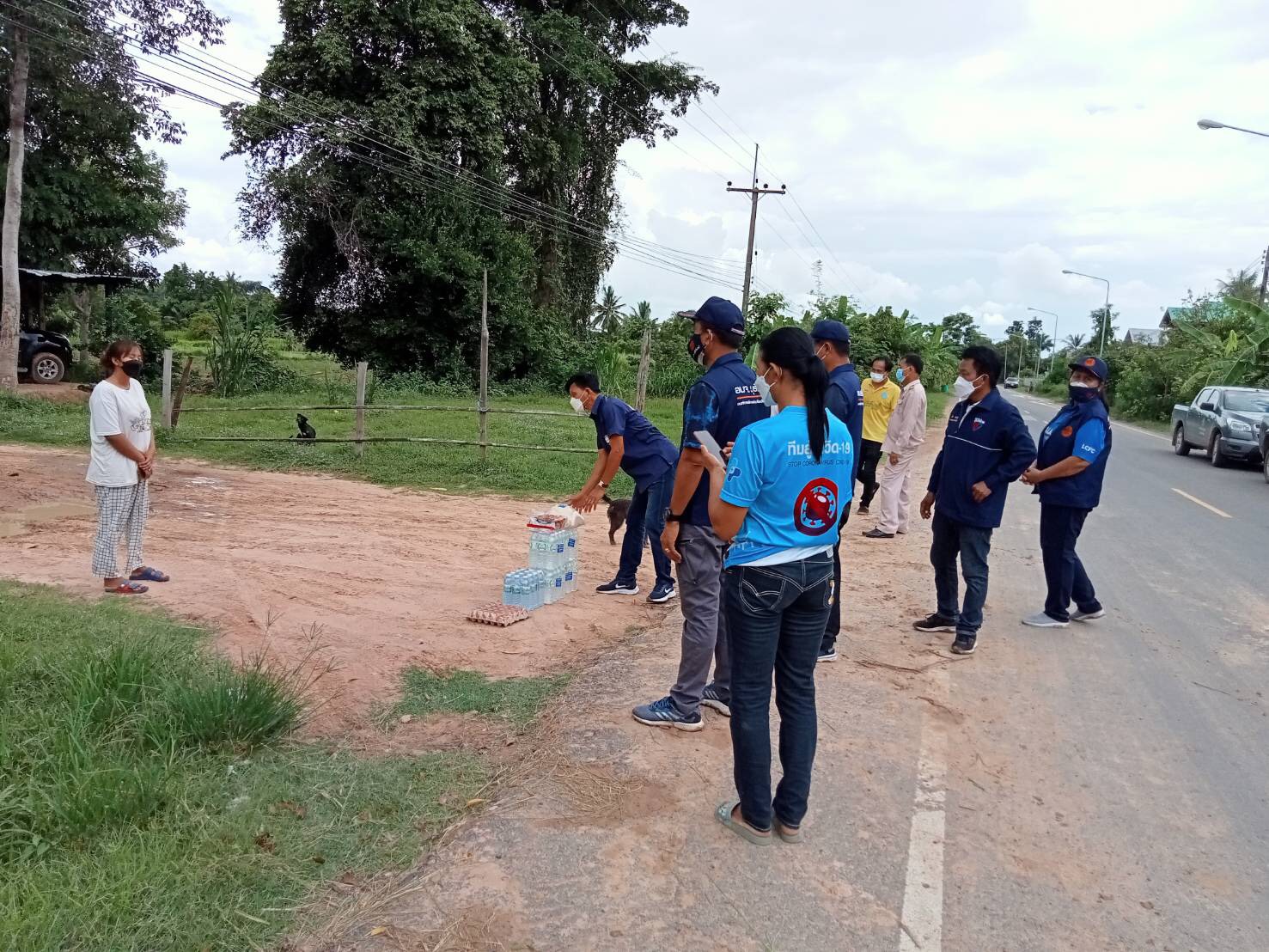 ส.ส.รังสิกร ทิมาตฤกะ พร้อมคณะ ลงพื้นที่มอบข้าวสาร-น้ำดื่ม และถุงยังชีพ ให้พี่น้องชาวบ้านโคกสิงห์ - บ้านโคกวัด - บ้านสว่างพัฒนา ต.ชุมแสง อ.สตึก จ.บุรีรัมย์ ที่ถูกกักตัว 14 จากโควิด-19 เพื่อบรรเทาความเดือดร้อน