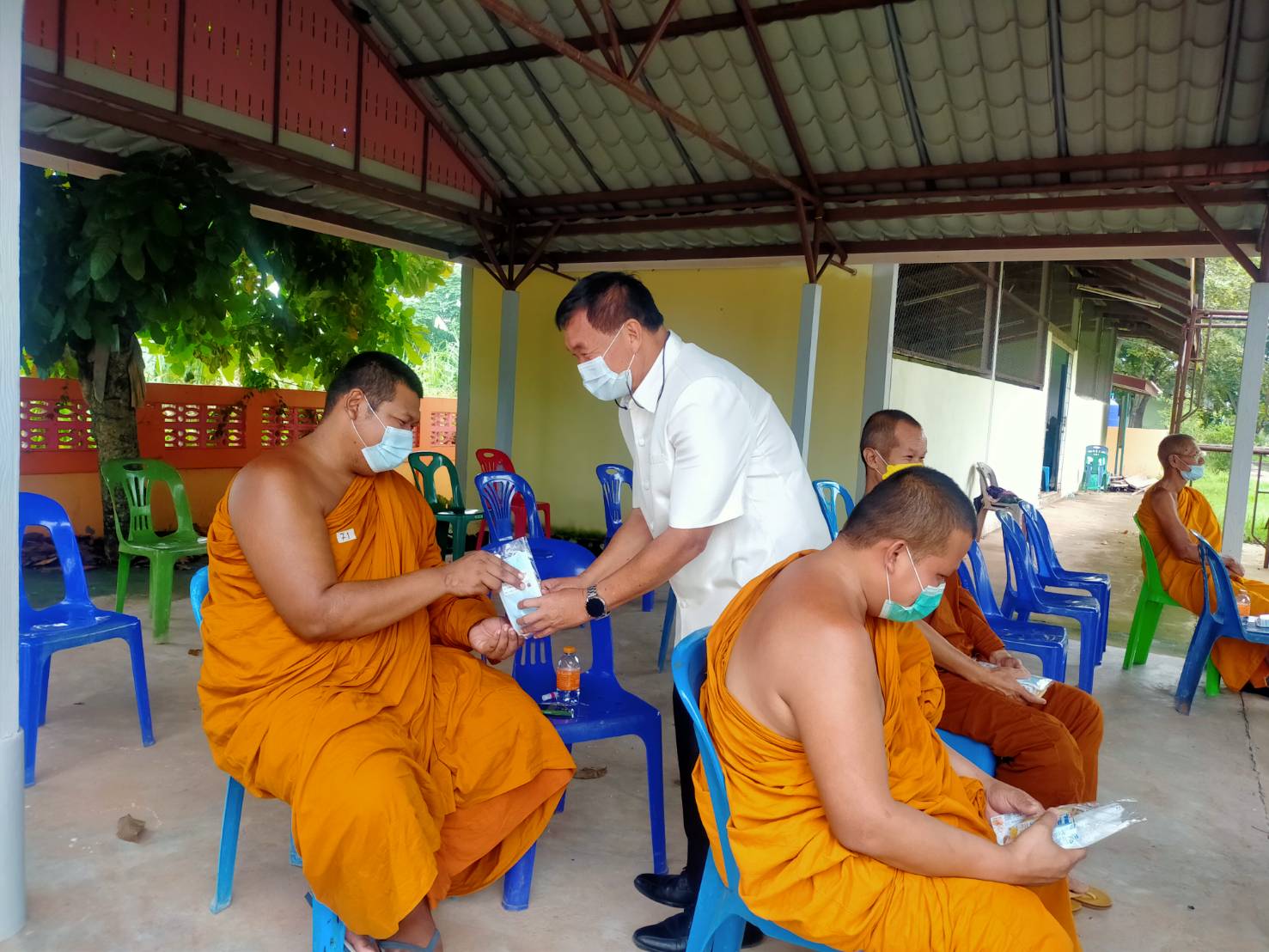 ส.ส.วิสิทธิ์ พิทยาภรณ์ ลงพื้นที่พบประชาชนมอบอาหาร เครื่องดื่ม และหน้ากากอนามัยให้กับผู้ที่มารับบริการฉีดวัคซีน ณ รพ.สต.วังยยายทอง อ.เทพารักษ์ และ รพ.เทพารักษ์ จ.นครราชสีมา