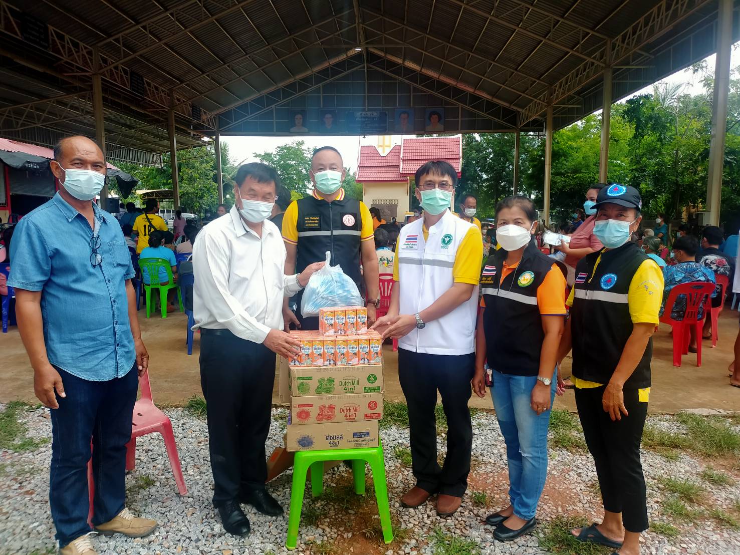 ส.ส.วิสิทธิ์ พิทยาภรณ์ ลงพื้นที่พบประชาชนพร้อมมอบอาหาร เครื่องดื่ม และหน้ากากอนามัย ให้กับผู้ที่มารับบริการฉีดวัคซีนป้องกันโควิด-19 ที่ รพ.สต.หนองแวง-ห้วยบง-พันชนะ-กุดพิมาน-หนองบัวตะเกียด อ.ด่านขุนทด จ.นครราชสีมา