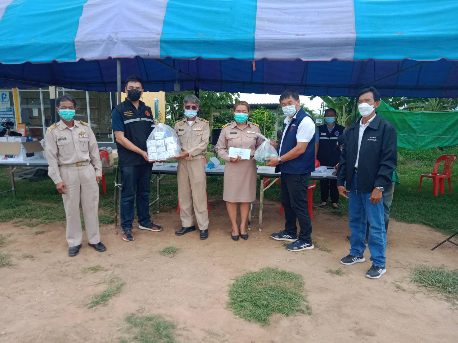 "ส.ส.วิสิทธิ์ พิทยาภรณ์ " ห่วงใยพี่น้องประชาชน ลงพื้นที่เยี่ยมให้กำลังใจ พร้อมมอบอาหารและน้ำดื่มให้กับ ผู้เข้ารับการฉีดวัคซีน covid 19