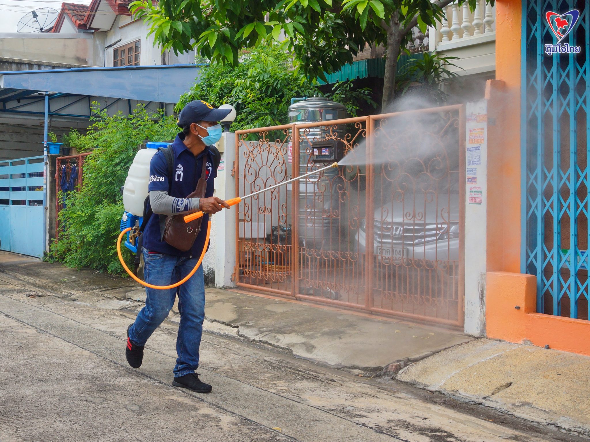 "ส.ส.โชติพิพัฒน์ เตชะโสภณมณี" ห่วงใยพี่น้องประชาชนมอบหมายทีมงานฉีดพ่นฆ่าเชื้อโควิค 19 ในเขตพื้นที่จอมทอง