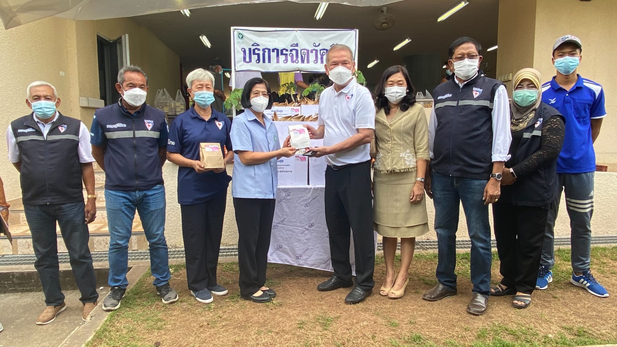 "ส.ส.พิบูลย์ รัชกิจประการ" มอบขนมปันสุข จำนวน 500 ชุด แก่ผู้รับการฉีดวัคซีนโควิด -19 และบุคลากรทางการแพทย์ ณ ตึก 100 ปี โรงพยาบาลสตูล ต.พิมาน อ.เมือง  จ.สตูล