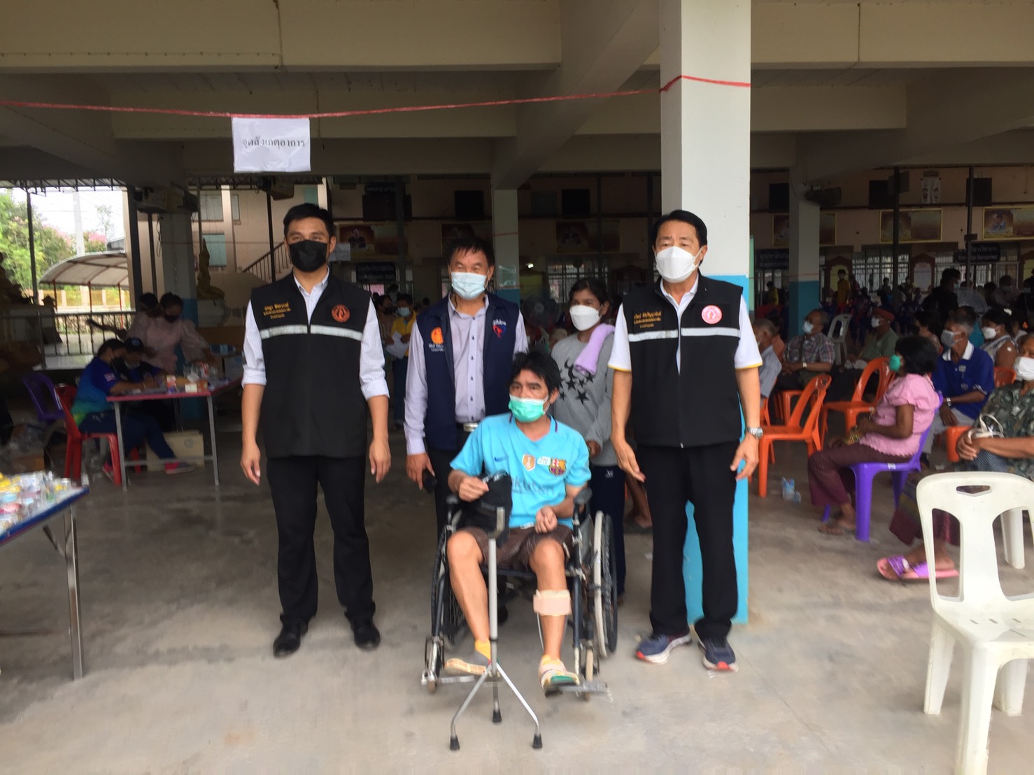 "ส.ส.วิสิทธิ์ พิทยาภรณ์" ห่วงใยพี่น้องประชาชน รวมมอบอาหารและน้ำดื่มสิ่งของเครื่องใช้ให้กับผู้เข้ารับการฉีด Covid -19