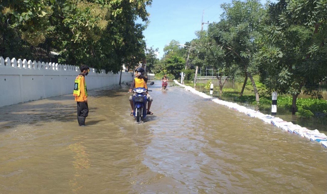 กรมทางหลวงชนบท ติดตามสถานการณ์อุทกภัยต่อเนื่องและช่วยเหลือประชาชนอย่างทันท่วงที พร้อมเผยถนนที่ได้รับผลกระทบ 3 สายทาง สามารถสัญจรผ่านได้