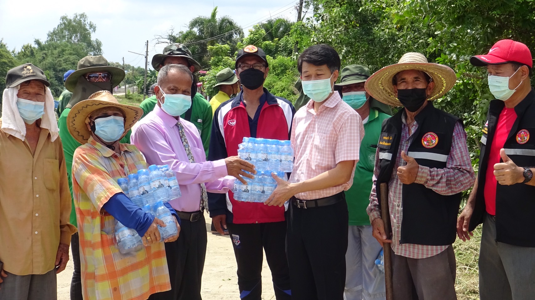 "ส.ส.สำลี รักสุทธี" ห่วงใยพี่น้องประชาชน ลงพื้นที่มอบน้ำดื่มและให้กำลังใจ ทีมงานเทศบาลเมือง มหาสารคาม ที่กำลังพัฒนาถนน ริมห้วยคะคาง