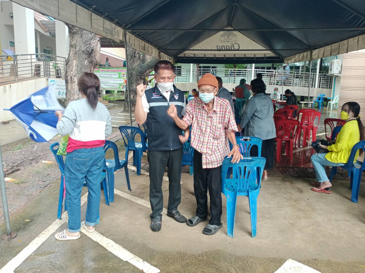 "ส.ส.พรชัย อำนวยทรัพย์" ห่วงใยพี่น้องประชาชนลงพื้นที่พร้อมกลุ่มเพื่อนนำรถ Food truck ออกบริการประชาชนแก่ผู้ที่มาเข้ารับการฉีดวัคซีน covid-19