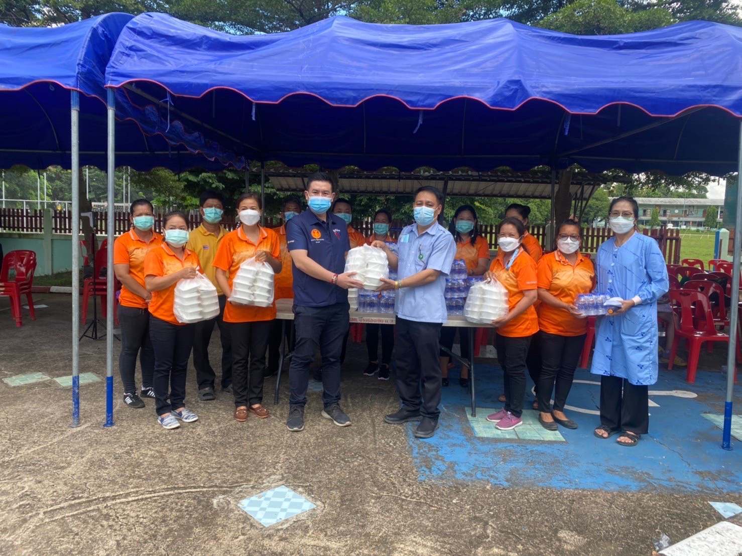 "ส.ส.เอกการ ซื่อทรงธรรม" ห่วงใยพี่น้องประชาชน รถหน้าโรงพื้นที่อย่างต่อเนื่องมอบสิ่งของเครื่องใช้อุปโภคบริโภคให้กับประชาชนและผู้ที่เข้ารับการฉีดวัคซีน Covid-19 ในพื้นที่จังหวัดแพร่