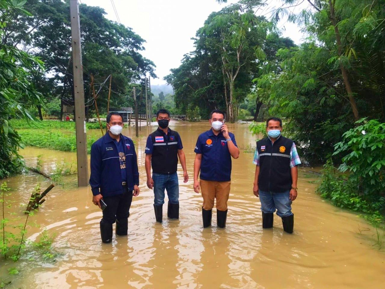 "ส.ส.กฤติเดช สันติวชิระกุล" ลงพื้นที่ดูแลพ่อแม่พี่น้องประชาชนที่ได้รับผลกระทบจากน้ำป่าไหลหลาก และได้สำรวจสะพาน ทางสัญจรเข้าพื้นที่ทางการเกษตร ที่ถูกตัดขาด