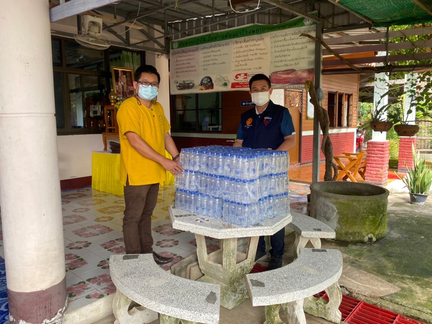 "ส.ส.เอกการ ซื่อทรงธรรม" ห่วงใยพี่น้องประชาชน ลงพื้นที่มอบอาหารและน้ำดื่มให้กับศูนย์ฉีดวัคซีน covid-19 ในพื้นที่จังหวัดแพร่