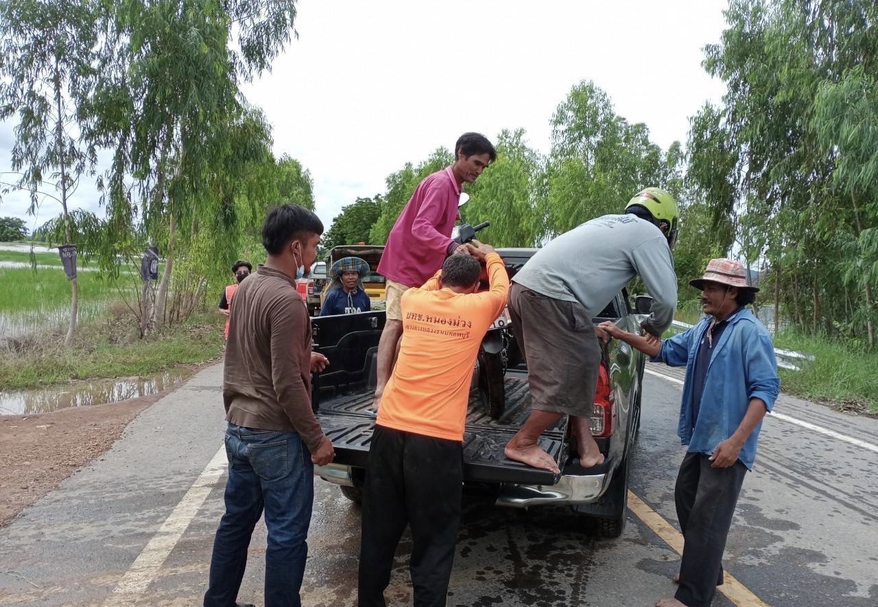 กรมทางหลวงชนบท จัดเจ้าหน้าที่พร้อมรถรับ-ส่ง/ขนย้ายยานพาหนะ บรรเทาความเดือดร้อนให้กับผู้ประสบภัยใน จ.ลพบุรี, นครสวรรค์