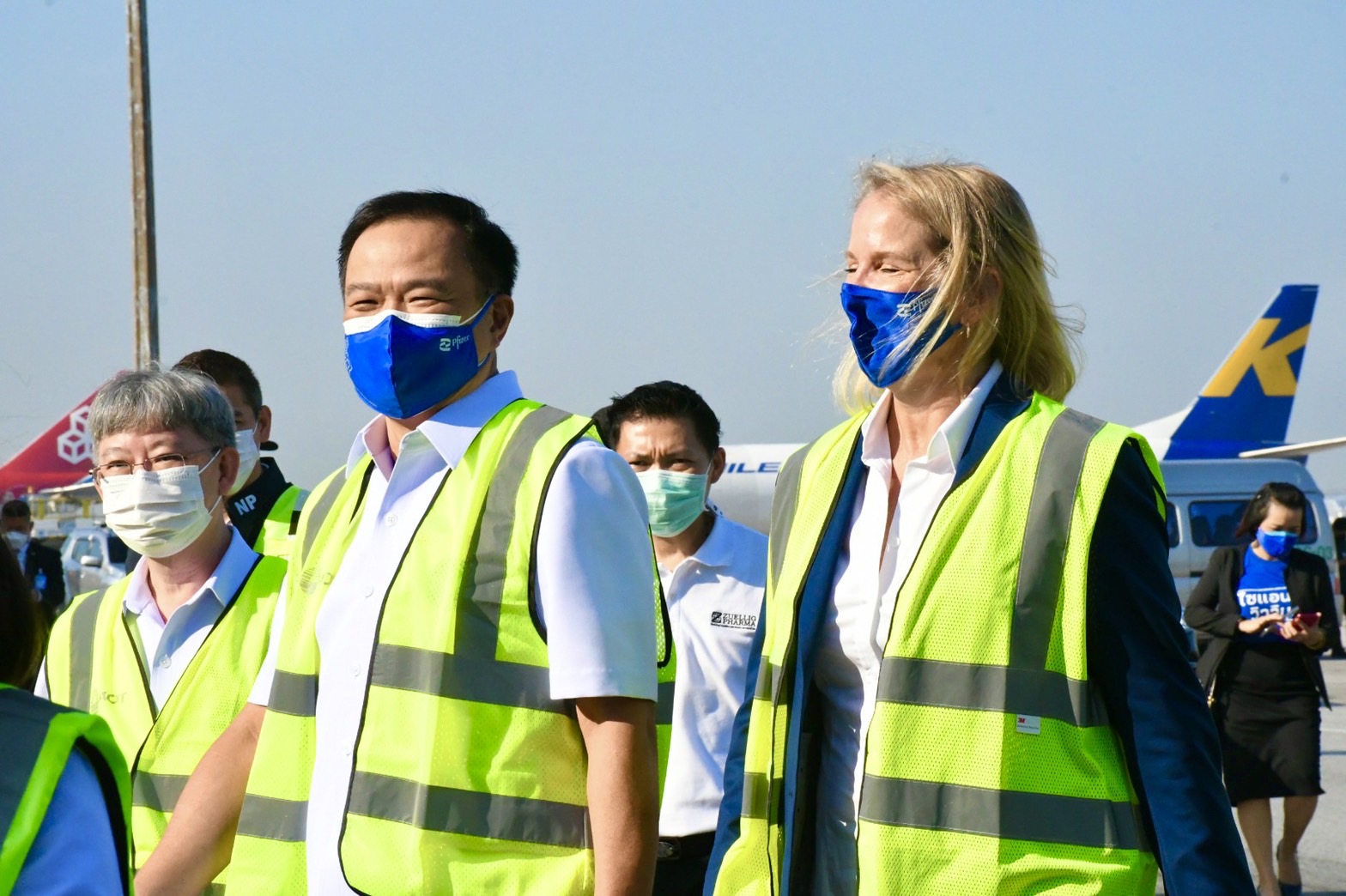 ถึงไทยแล้ว ! "อนุทิน" รับไฟเซอร์ล็อตจัดซื้อ 2 ล้านโดส พร้อมจัดหาเพิ่มตามแผนปี 65