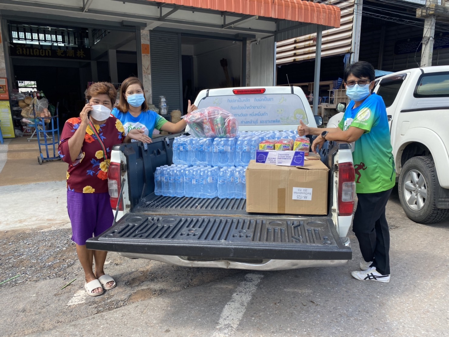 "ส.ส.วิสิทธิ์  พิทยาภรณ์" มอบหมายทีมงาน นำอาหาร และน้ำดื่ม ให้กับอสม. และเจ้าหน้าที่ ณ จุดคัดกรองโควิด 19