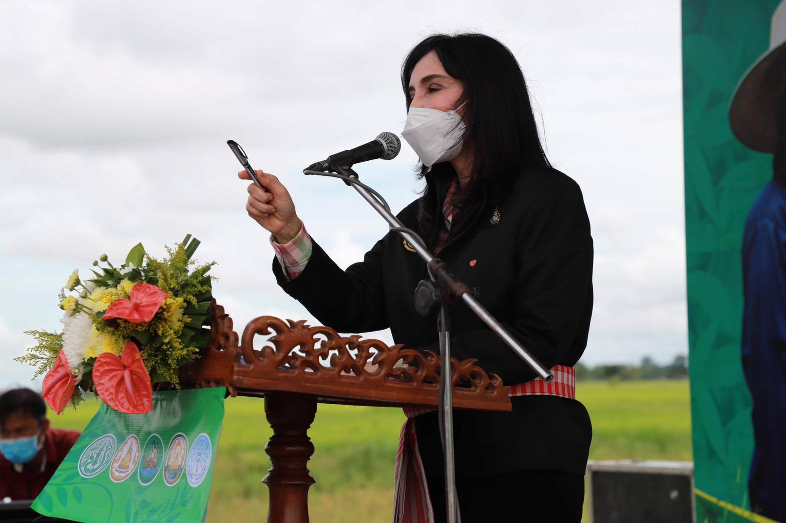 “รมช.มนัญญา” เป็นประธาน Kick off ส่งเสริมปลูกฟ้าทะลายโจร จ.พิษณุโลก มอบกล้าพันธุ์ให้สหกรณ์และประชาชนที่จองผ่านออนไลน์ พร้อมเป็นสักขีพยาน พิธีลงนามบันทึกข้อตกลงความร่วมมือ (MOU) การผลิตพืชสมุนไพร และการรับซื้อฟ้าทะลายโจรระหว่างสหกรณ์-กลุ่มวิสาหกิจชุมชน