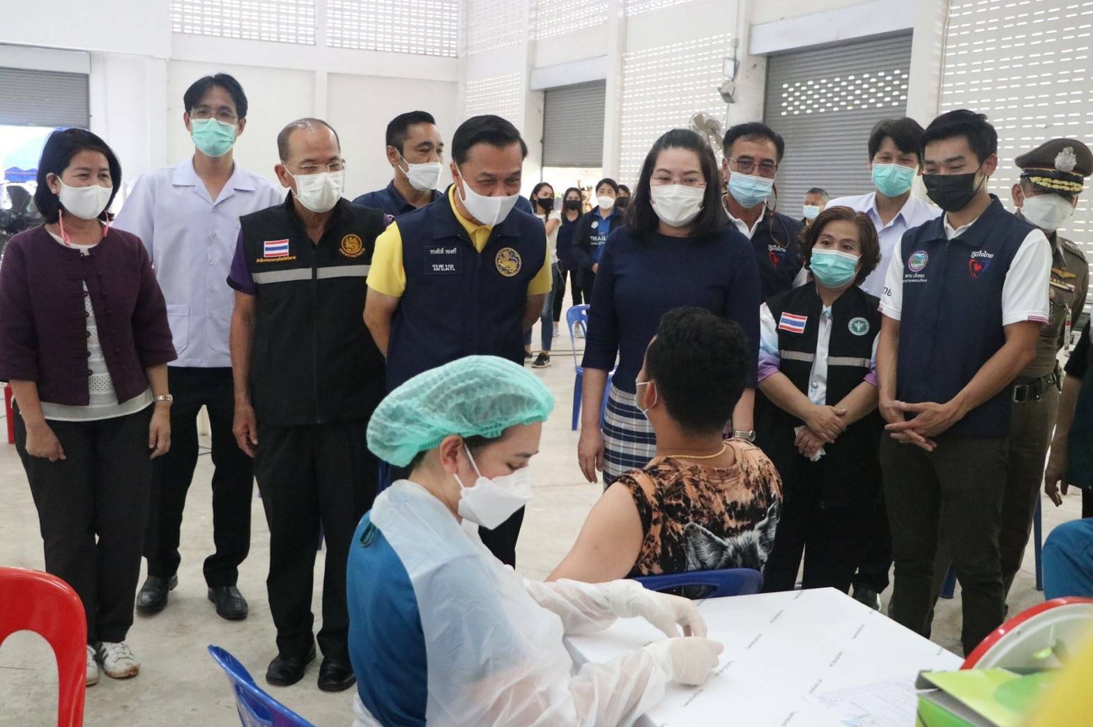 มท.2 ลงพื้นที่ ให้กำลังใจประชาชนชาวบึงกาฬ ที่มาฉีดวัคซีนกันในวันมหิดล ณ ที่ว่าการอำเภอเมืองบึงกาฬ