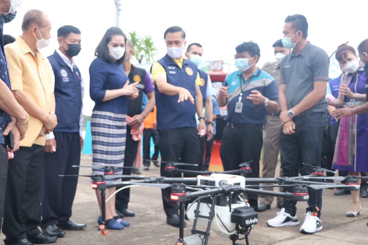 มท.2 ลงพื้นที่ จ.บึงกาฬ ส่งมอบเครื่องจักรกลทางการเกษตร ตามโครงการยกระดับแปลงใหญ่ด้วยเกษตรสมัยใหม่ และเชื่อมโยงตลาด เพื่อกระตุ้นให้เกิดกิจกรรมทางเศรษฐกิจในท้องถิ่น และขับเคลื่อนเศรษฐกิจภายในประเทศ หลังสถานการณ์โควิด-19