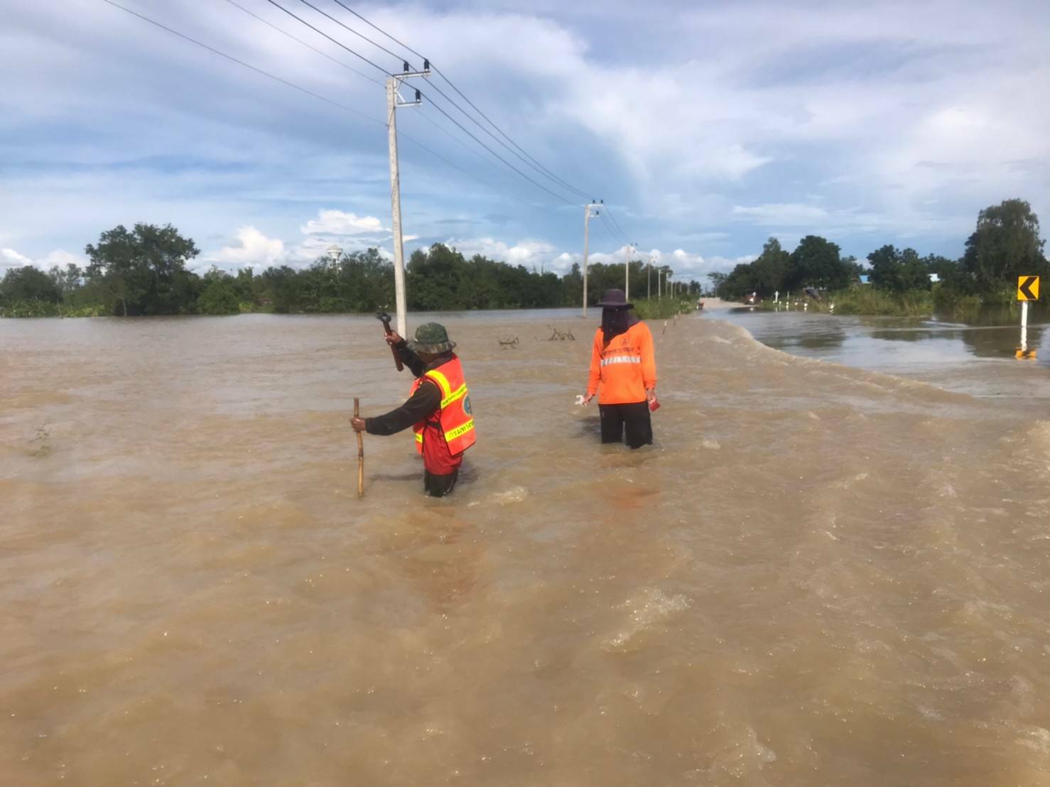 กรมทางหลวงชนบท เฝ้าระวังและติดตามสถานการณ์อุทกภัยอย่างใกล้ชิด พร้อมจัดเจ้าหน้าที่ให้ความช่วยเหลือประชาชนอย่างต่อเนื่อง