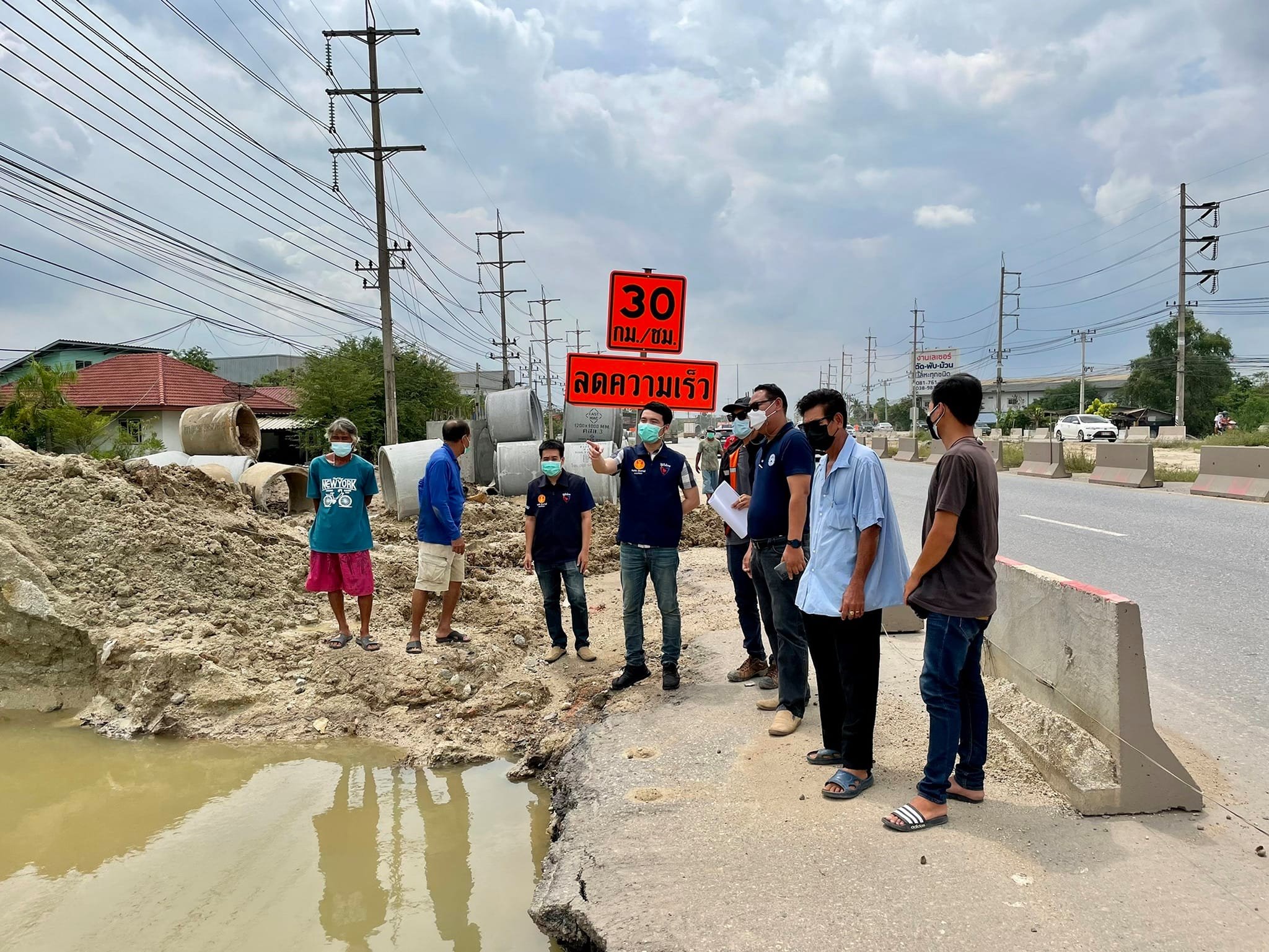 ส.ส.กิตติชัย เรืองสวัสดิ์ ลงพื้นที่พร้อมทีมงานร่วมกับสำนักงานก่อสร้างสะพาน กรมทางหลวง แขวงทางหลวงฉะเชิงเทรา พร้อมกับผู้นำชุมชน ลงตรวจพื้นที่การก่อสร้างถนนเลี่ยงเมืองฉะเชิงเทราบริเวณการก่อสร้างแนวท่อระบายน้ำใหม่