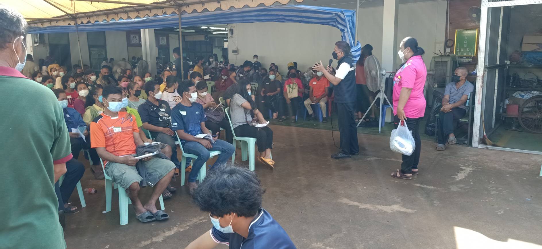 ส.ส.พรชัย อำนวยทรัพย์ ลงพื้นที่มอบน้ำดื่มพร้อมด้วยหน้ากากอนามัย ให้กับผู้เข้ามารับบริการฉีดวัคซีนป้องกันโรคโควิด-19​ ที่โรงพยาบาลเสิงสาง อ.เสิงสาง จ.นครราชสีมา