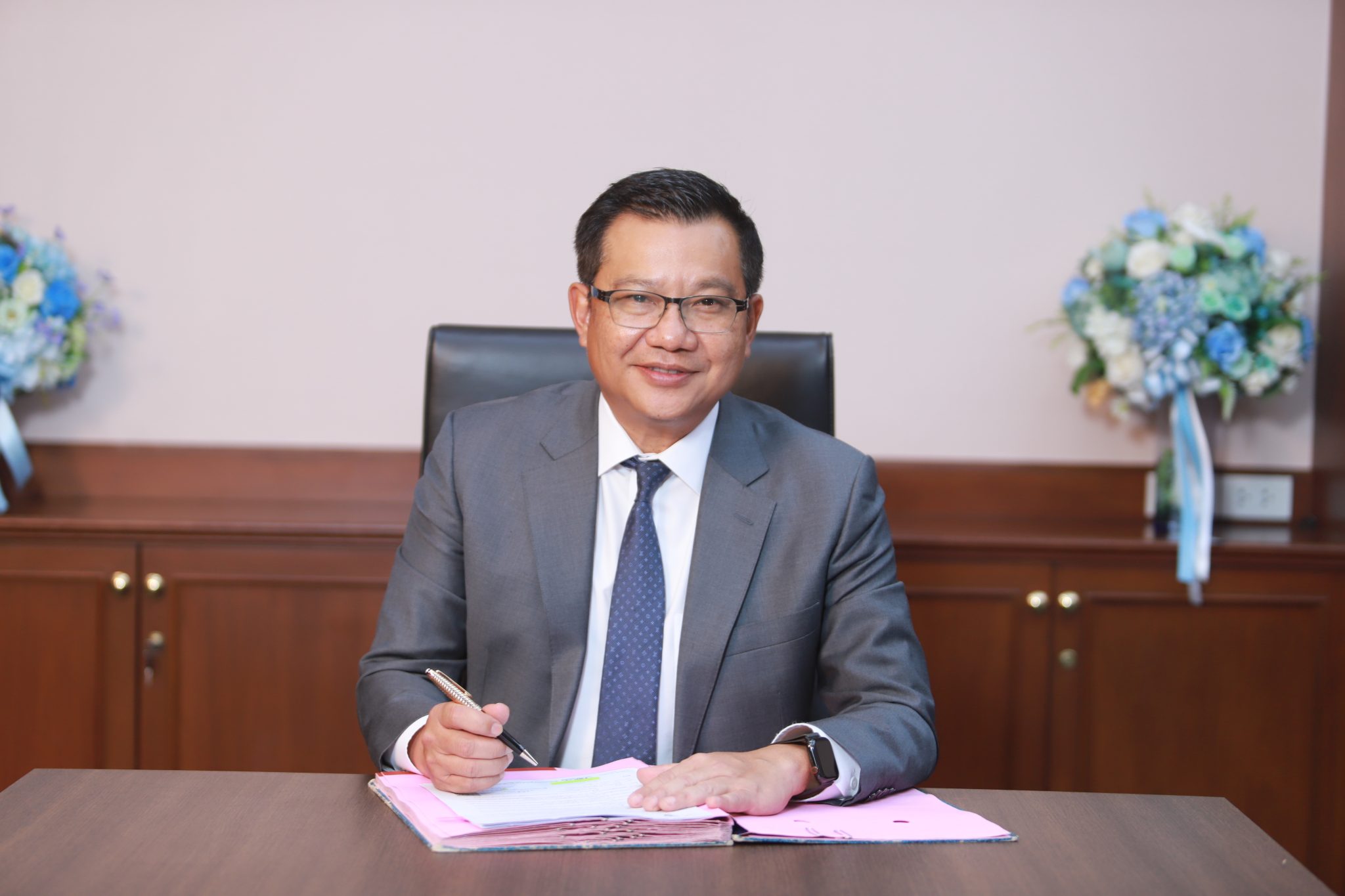 กรมการขนส่งทางบก เผย!!! ศปก.ศบค. ขยายระยะเวลาให้ผู้ประกอบการขนส่งด้วยรถโดยสารสาธารณะ ในเขตพื้นที่ควบคุมสูงสุดและเข้มงวด สามารถให้บริการเดินรถได้ไม่เกินเวลา 22.00 นาฬิกา เพื่ออำนวยความสะดวกในการเดินทางของประชาชน