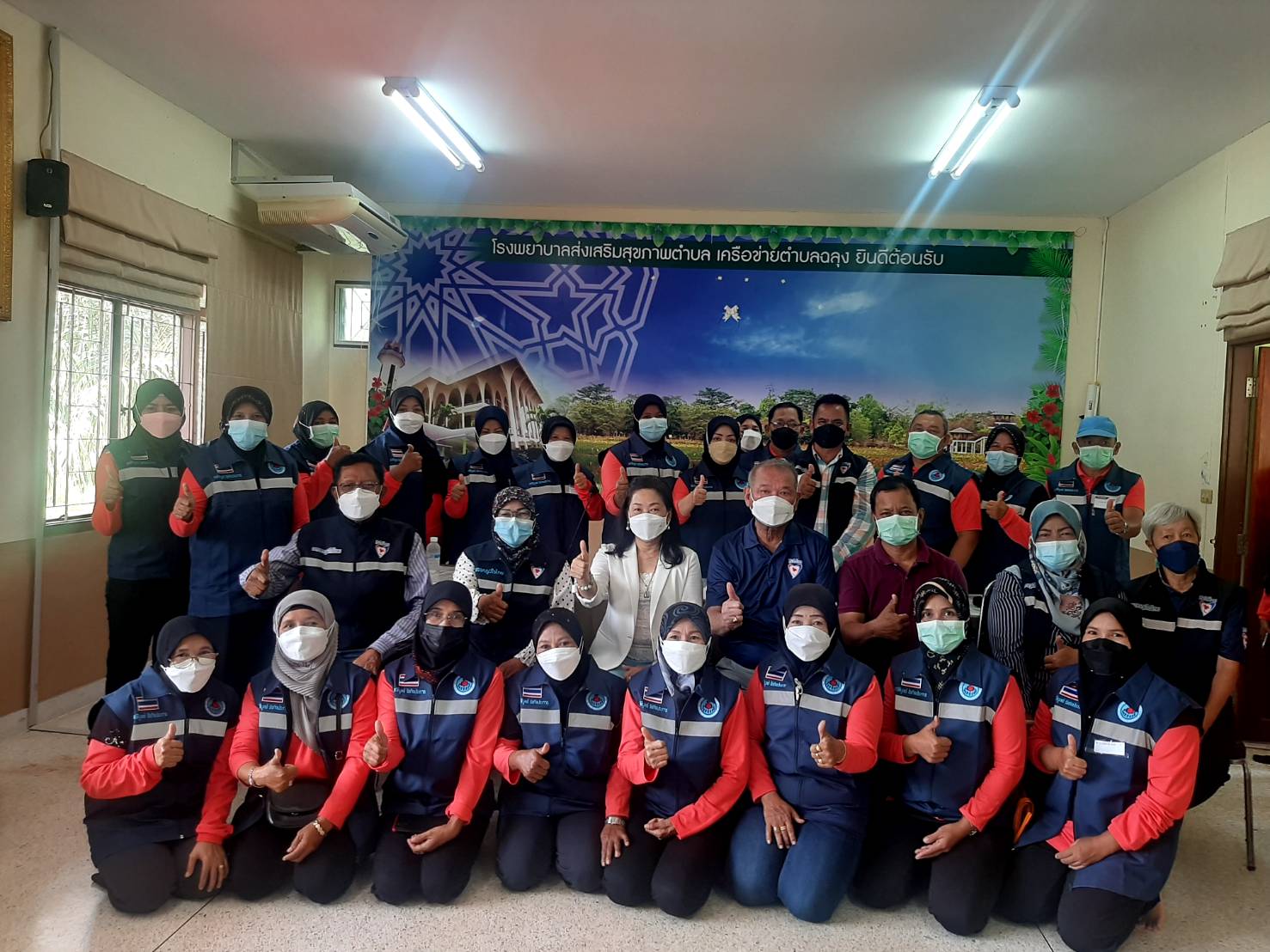 ส.ส.พิบูลย์ รัชกิจประการ ลงพื้นที่พร้อมทีมงาน ร่วมมอบบัตรกรมธรรม์ประกันภัยโควิด-19 และเสื้อทีม อสม. เพื่อสร้างขวัญกำลังใจให้กับผู้ปฏิบัติงาน รพ.สต.บ้านทุ่ง ต.ฉลุง - รพ.สต.กุบังปะโหลด ต.ควนสตอ - รพ.สต.วังประจัน ต.วังประจันกัปตัน จ.สตูล