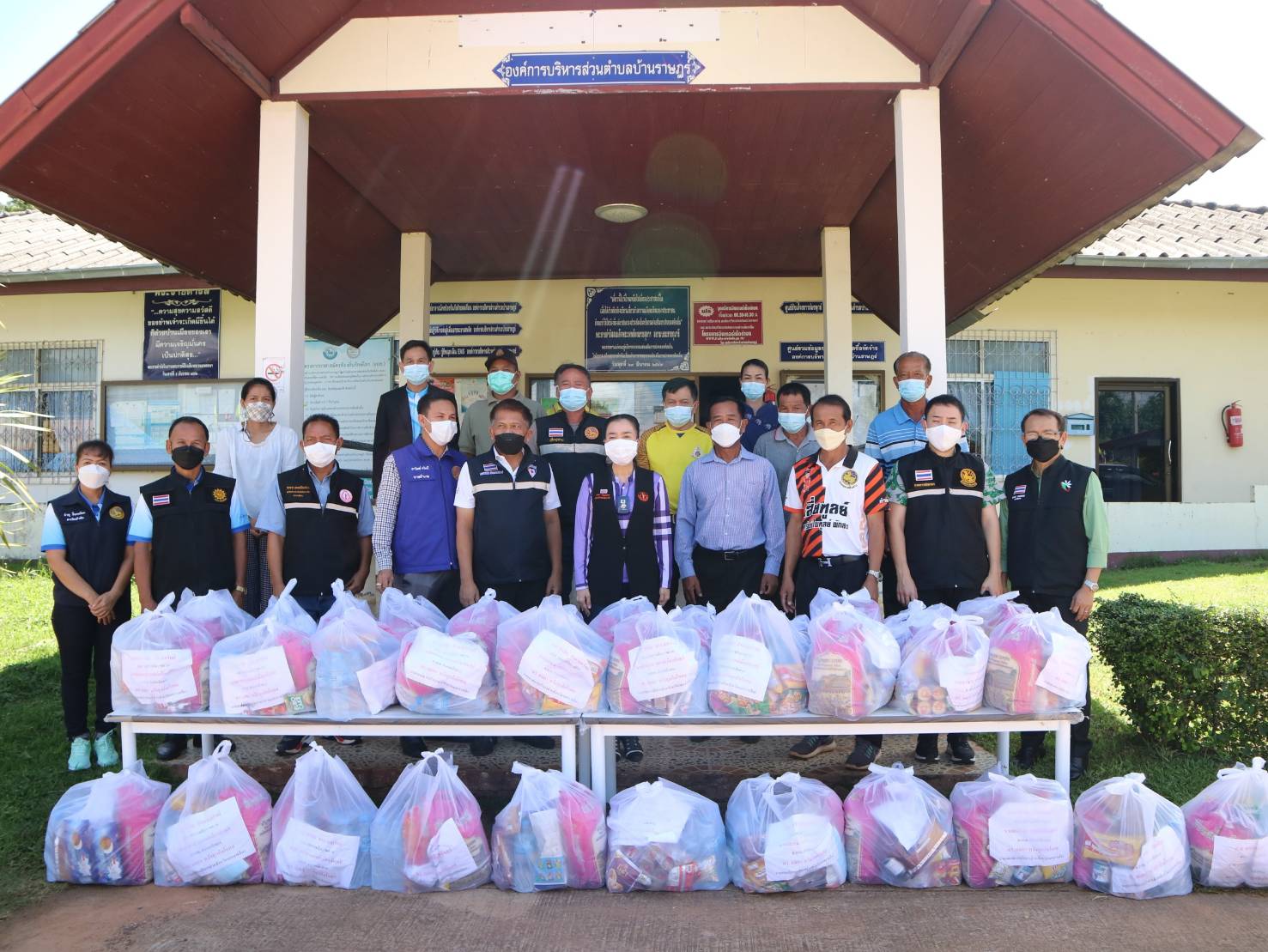 ส.ส.พรชัย อำนวยทรัพย์ ลงพื้นที่เยี่ยมให้กำลังใจพร้อมมอบถุงปันสุขให้กับประชาชนที่ได้รับผลกระทบจากการแพร่ระบาดของโรคโควิด-19 อำเภอเสิงสาง จังหวัดนครราชสีมา
