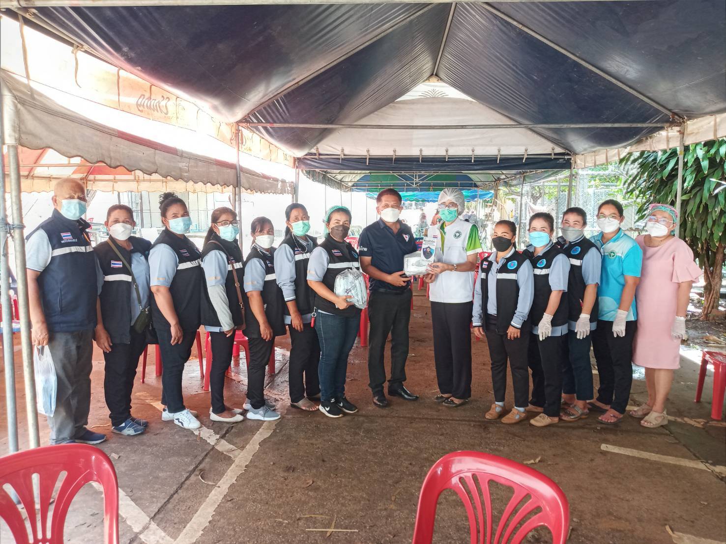 ส.ส.พรชัย อำนวยทรัพย์ ลงพื้นที่มอบน้ำดื่ม และหน้ากากอนามัย ให้กับพี่น้องชาวตำบลเฉลียง ที่มารับบริการฉีดวัคซีนป้องกันโควิด-19 ณ รพ.ครบุรี อ.ครบุรี จ.นครราชสีมา