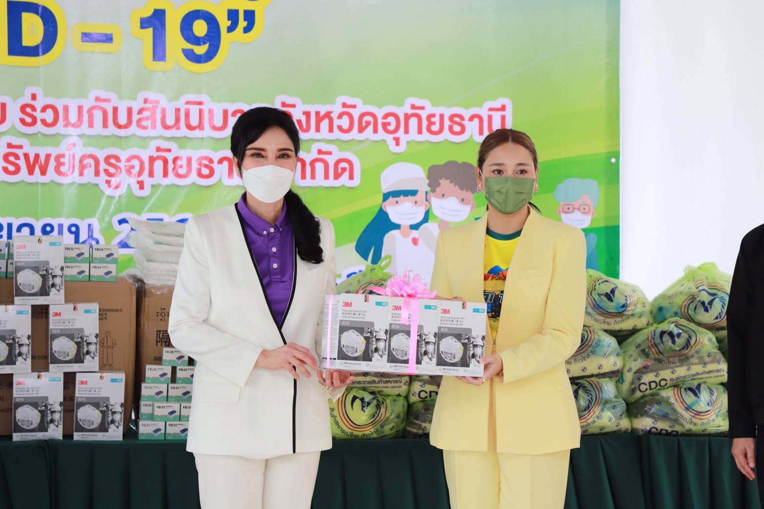 รมช.มนัญญา มอบอุปกรณ์ทางการแพทย์ และถุงยังชีพให้กับบุคลากรทางการแพทย์และสมาชิกสหกรณ์ ในจังหวัดอุทัยธานี ภายใต้โครงการสหกรณ์ไทยช่วยเหลือผู้ประสบภัยโควิด-19