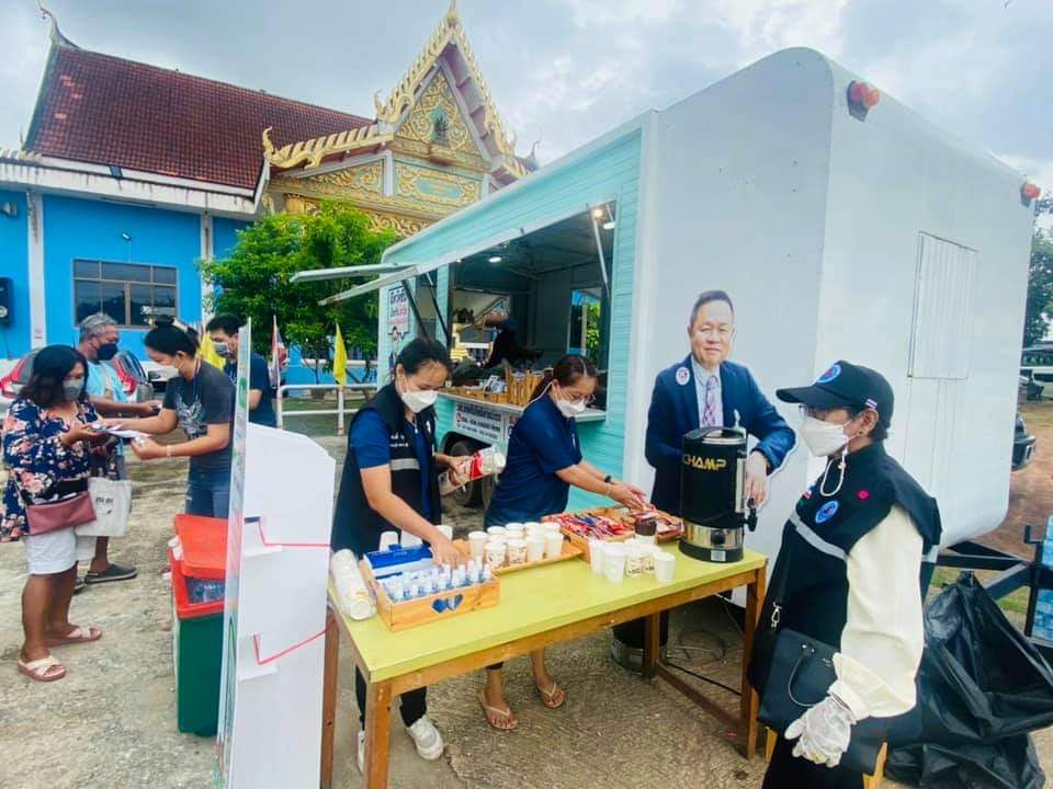 "ส.ส.สฤษดิ์ บุตรเนียร" นำหน่วยรถเคลื่อนที่ Mobile Saimit Delivery ออกบริการชุมชน-คนฉีดวัคซีน  ณ วัดท่าไผ่ ต.เมืองเก่า