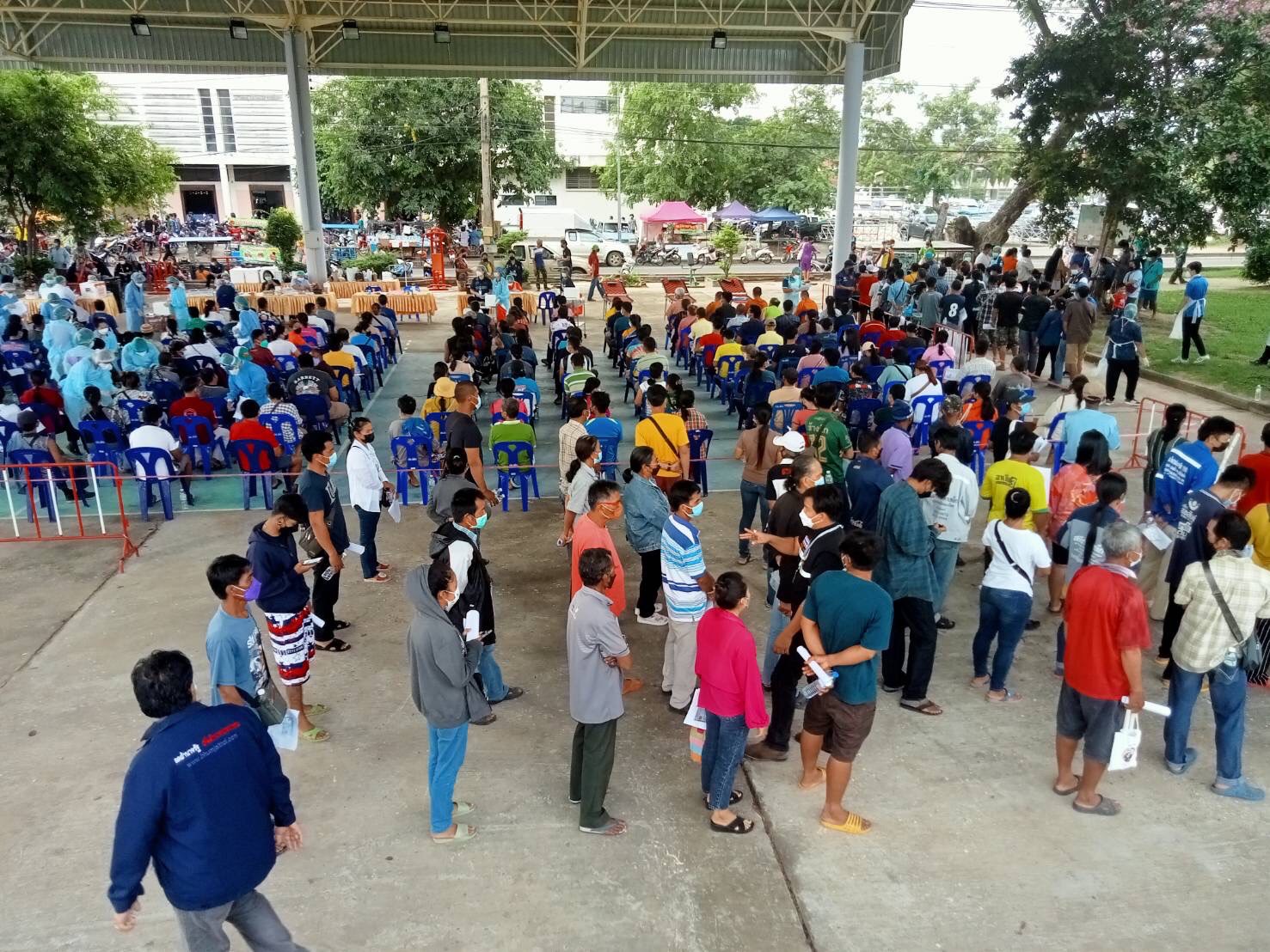 ส.ส.รังสิกร ทิมาตฤกะ พร้อมคณะมอบน้ำดื่มเพื่อบริการดูแลพี่น้องชาวอำเภอสตึก ขณะรอรับบริการวัคซีนป้องกันโควิด-19 ณ หอประชุมอ.สตึก อ.สตึก จ.บุรีรัมย์