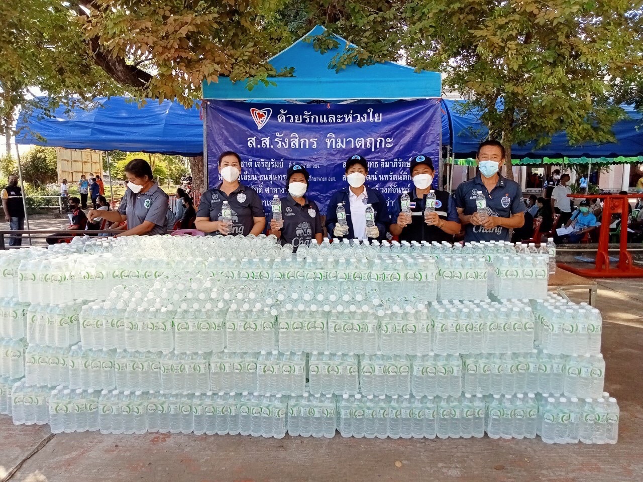ส.ส.รังสิกร ทิมาตฤกะ พร้อมทีมงาน ลงพื้นที่ต่อเนื่องมอบน้ำดื่มให้กับผู้ที่มารับบริการฉีดวัคซีนโควิด-19 โดมเอนกประสงค์ และหอประชุมอำเภอสตึก อ.สตึก จ.บุรีรัมย์